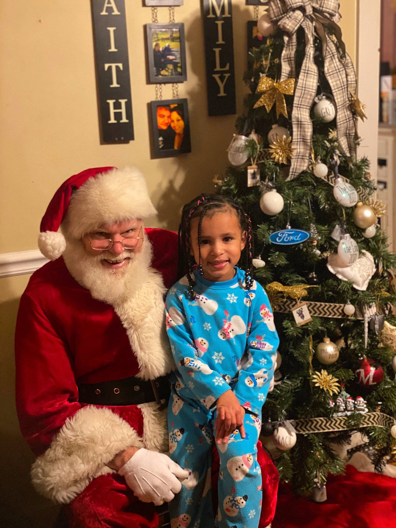 Leia joined the competition — help win amazing prizes! beard, blurred, christmas, christmas_decoration, christmas_eve, christmas_ornament, christmas_tree, event, happy, hat, holiday, holiday_ornament, human_body, joy, lap, people, person, red, santa_claus, smile