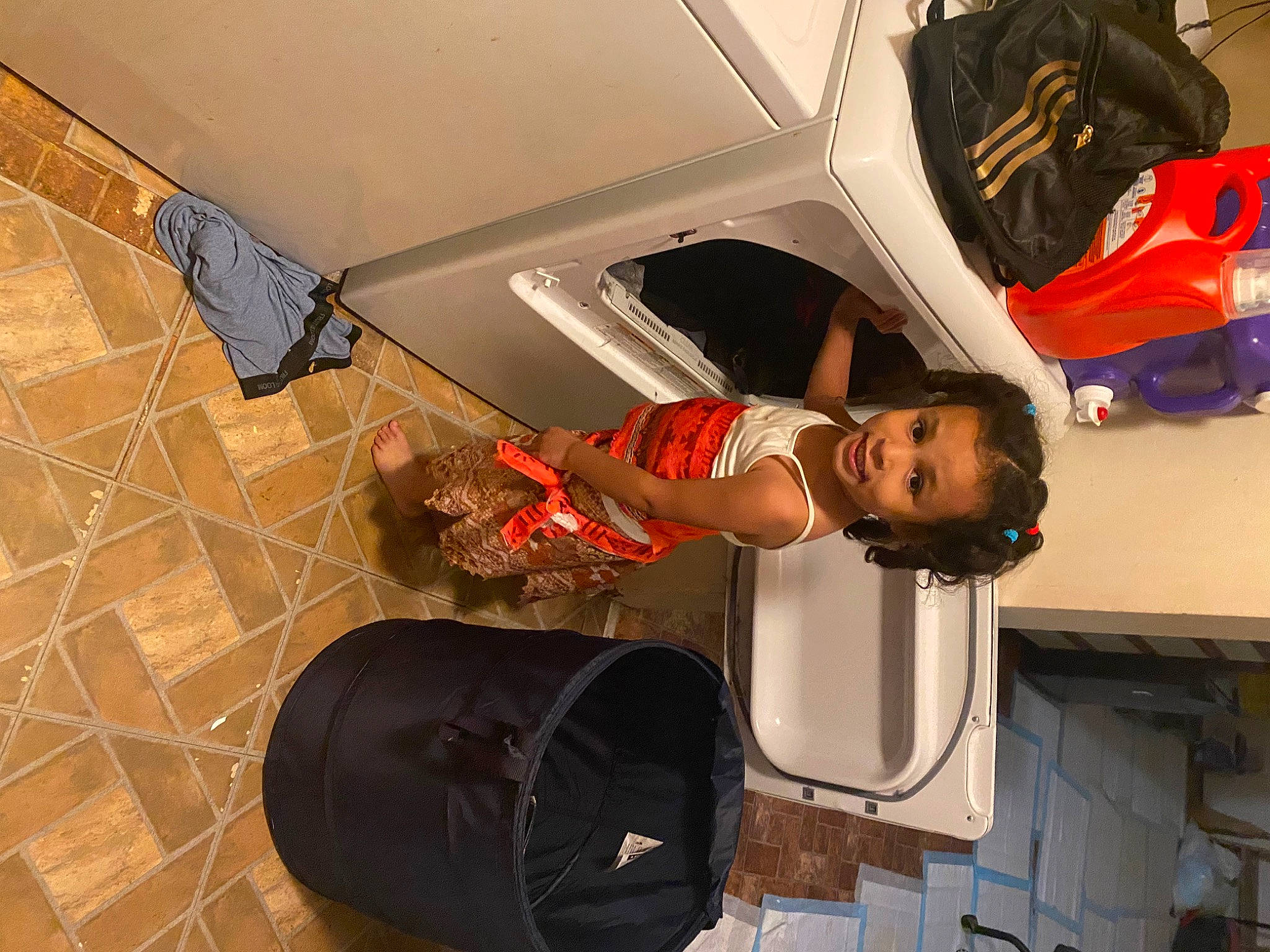 Leia is registered to the contest to win money with this photo: auto_part, automotive_design, automotive_exterior, automotive_lighting, automotive_tire, automotive_wheel_system, bumper, family_car, fender, gas, hat, machine, person, room, t_shirt, tire, toddler, trunk, vehicle, vehicle_door