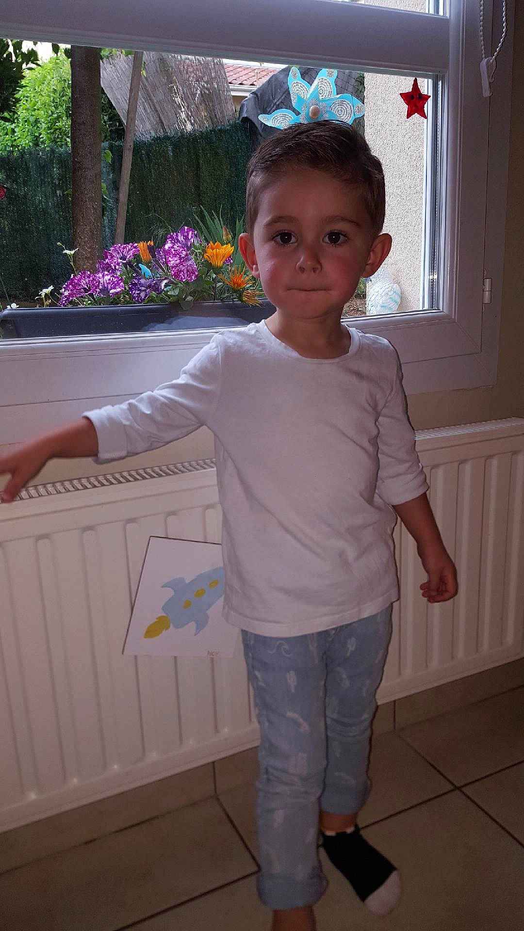 Noé participe au concours pour gagner de l'argent avec cette photo : child, elbow, eye, flooring, fun, happy, hardwood, joint, knee, leisure, organ, person, shoulder, sleeve, standing, t_shirt, toddler, trunk, waist, white