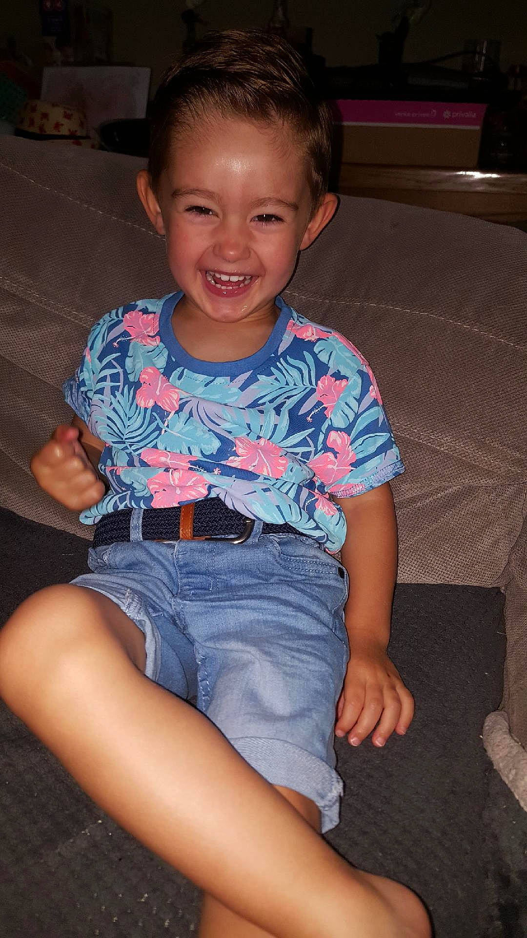 Noé a rejoint le concours — aidez-le/la à gagner de superbes lots ! facial_expression, finger, flash_photography, fun, hairstyle, hand, human_body, joint, joy, leg, mouth, neck, organ, person, pink, shorts, shoulder, skin, sleeve, smile