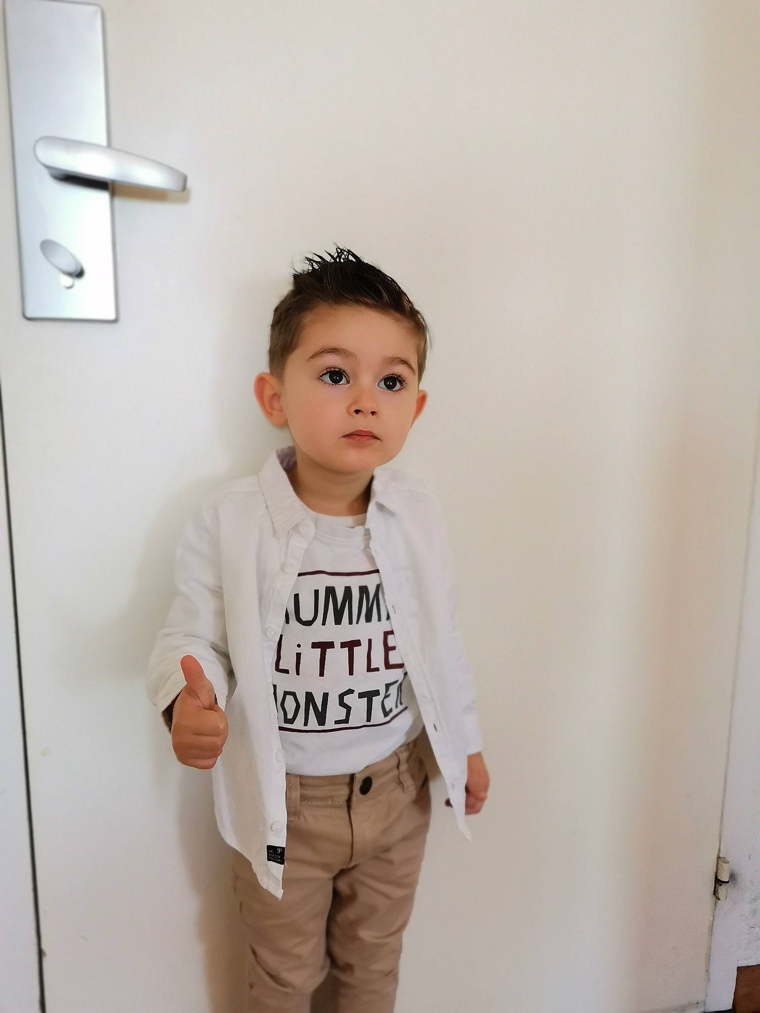 Noé participe au concours pour gagner de l'argent avec cette photo : baby_toddler_clothing, child, clothing, elbow, eyelash, fashion_accessory, fashion_design, formal_wear, gesture, happy, neck, person, pocket, room, sleeve, standing, street_fashion, t_shirt, toddler, top