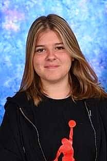 Kelia a rejoint le concours — aidez-le/la à gagner de superbes lots ! brown_hair, cheek, cloud, electric_blue, eyelash, flash_photography, fun, gesture, happy, jewellery, joy, layered_hair, lip, necklace, outerwear, person, portrait_photography, sleeve, smile, step_cutting