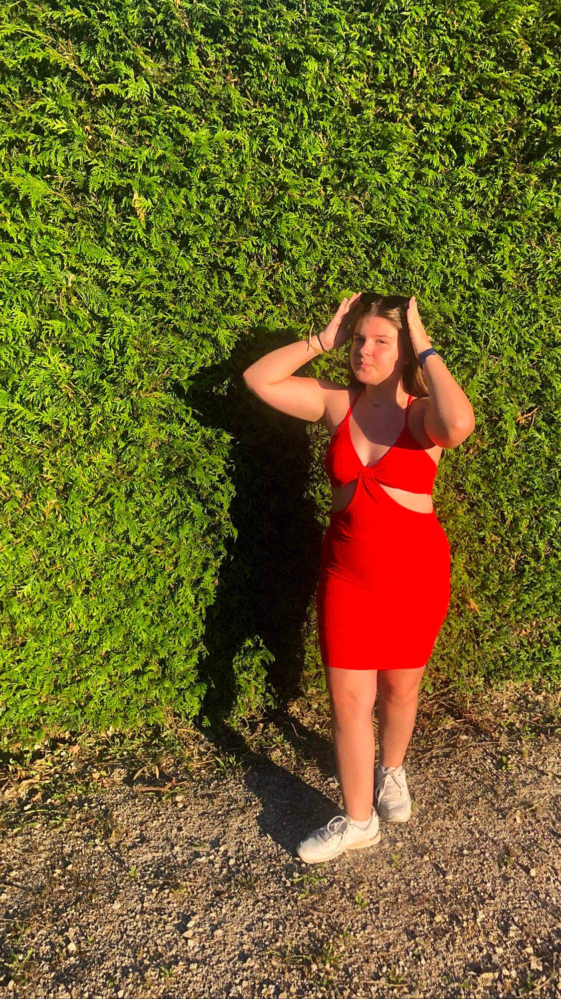 Kelia a rejoint le concours — aidez-le/la à gagner de superbes lots ! abdomen, botany, dress, electric_blue, eyewear, flash_photography, fun, grass, happy, human_body, human_leg, knee, leisure, people_in_nature, person, plant, sneakers, sportswear, thigh, trunk