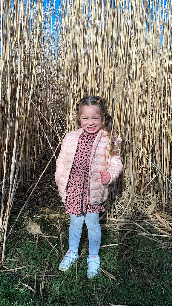 Myriam participe au concours pour gagner de l'argent avec cette photo : blond, boot, branch, child, face, fawn, fun, grass, grassland, happy, joy, pattern, people_in_nature, person, plant, smile, toddler, tree, twig, wilderness