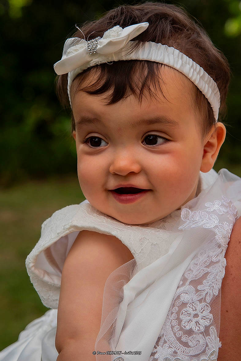Nelia a rejoint le concours — aidez-le/la à gagner de superbes lots ! baby, baby_toddler_clothing, chin, dress, eye, face, flash_photography, grass, hairstyle, happy, head, headgear, headwear, iris, person, pink, skin, sleeve, smile, standing