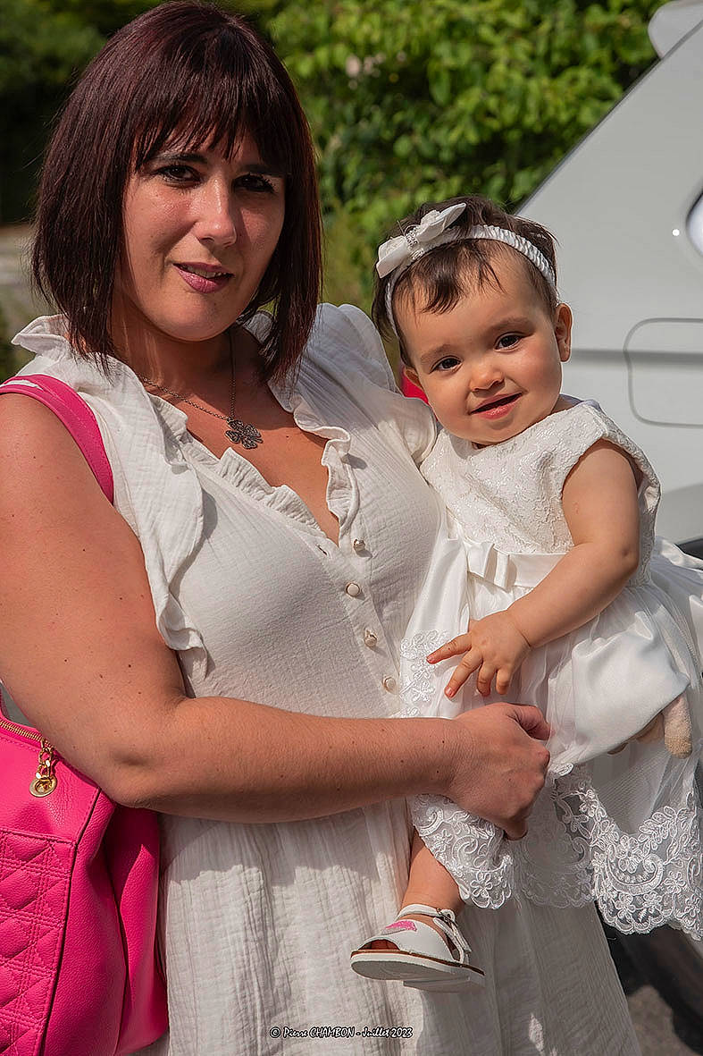 Nelia a rejoint le concours — aidez-le/la à gagner de superbes lots ! child, costume, event, face, fashion, formal_wear, fun, gesture, grass, happy, jewellery, joy, necklace, person, pink, recreation, sandal, skin, smile, toddler