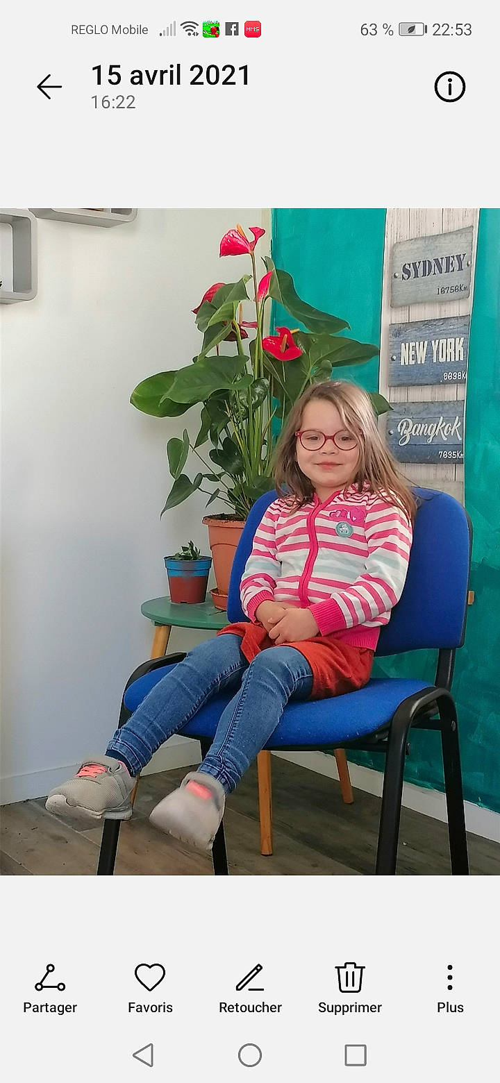 Eloise participe au concours pour gagner de l'argent avec cette photo : comfort, electric_blue, flower, flowerpot, green, hairstyle, happy, houseplant, human_leg, joy, knee, leg, magenta, people, person, plant, shoe, sitting, smile, street_fashion