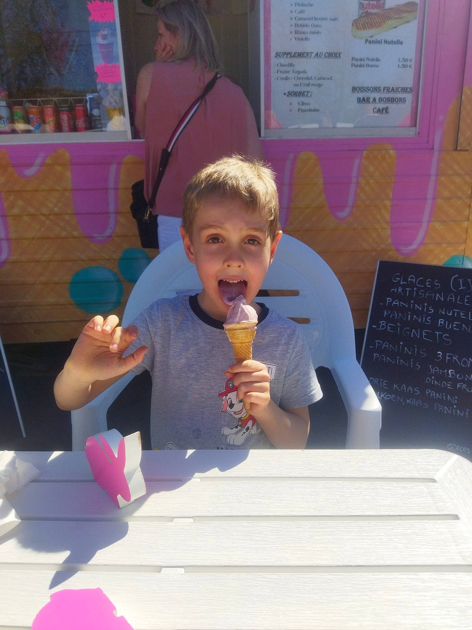Nathéo a rejoint le concours — aidez-le/la à gagner de superbes lots ! child, drink, event, fast_food, finger, food, frozen_dessert, fun, gesture, happy, ice_cream, ice_cream_cone, leisure, person, pink, recreation, soft_serve_ice_creams, sweetness, t_shirt, thumb