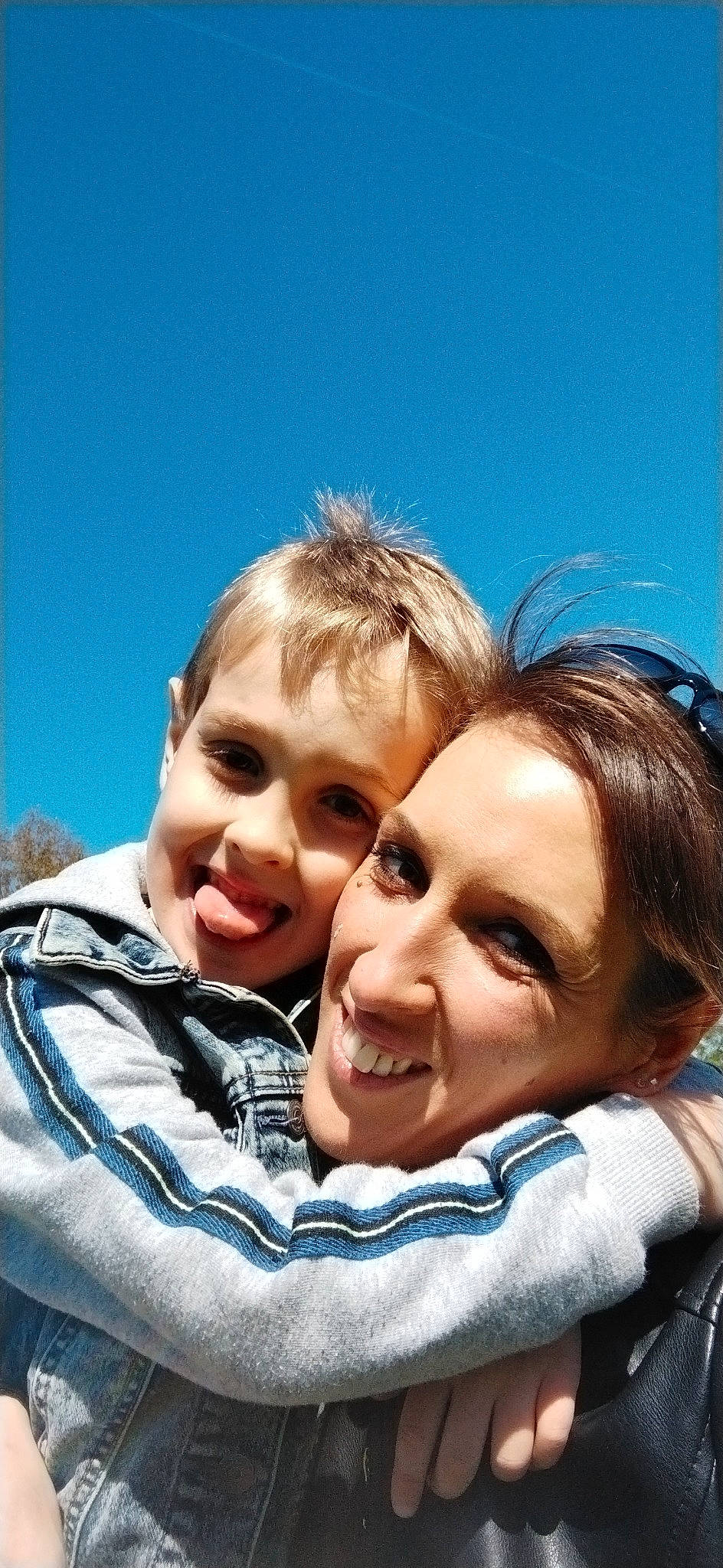 Nathéo a rejoint le concours — aidez-le/la à gagner de superbes lots ! azure, child, daytime, eyewear, facial_expression, fun, gesture, grass, happy, joy, landscape, leisure, nose, people_in_nature, person, sand, selfie, sky, smile, travel