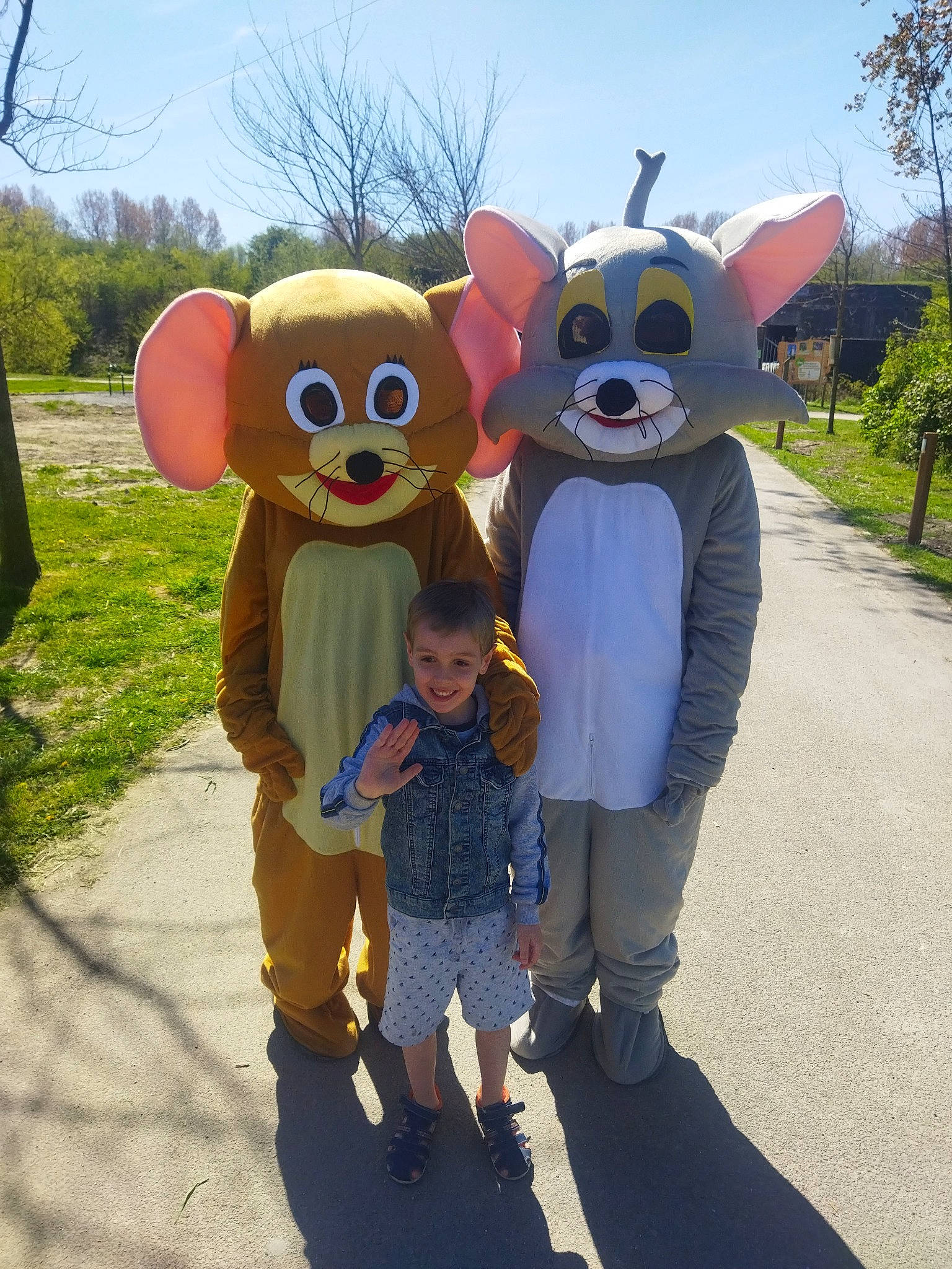 Nathéo participe au concours pour gagner de l'argent avec cette photo : botany, facial_expression, fun, glasses, grass, happy, hat, headgear, joy, leaf, leisure, mascot, person, plant, recreation, shorts, sky, smile, sun_hat, sunglasses