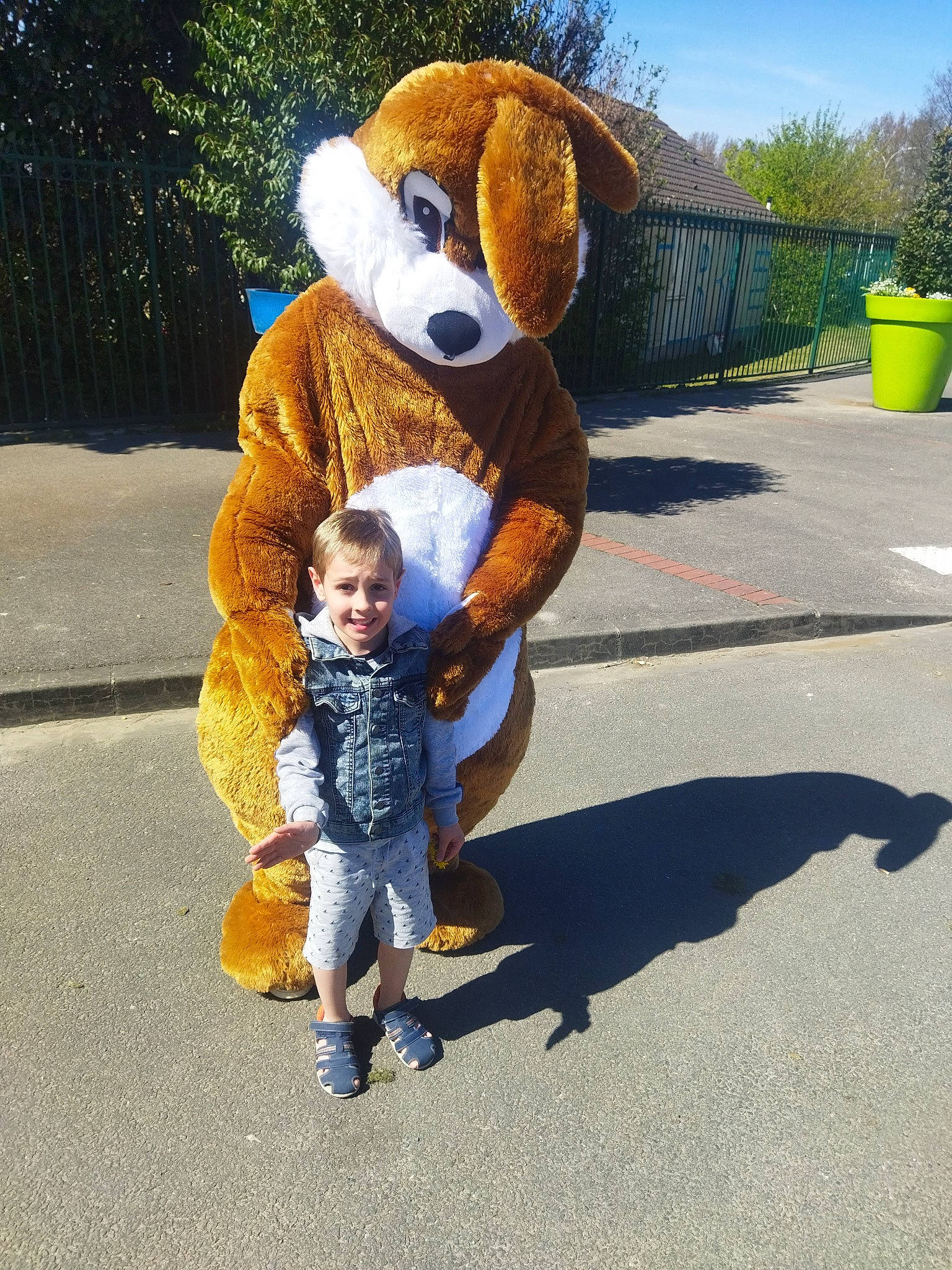 Nathéo participe au concours pour gagner de l'argent avec cette photo : asphalt, fawn, fun, fur, grass, happy, hat, joy, leisure, mascot, person, plant, recreation, road, road_surface, sky, smile, stuffed_toy, teddy_bear, toddler