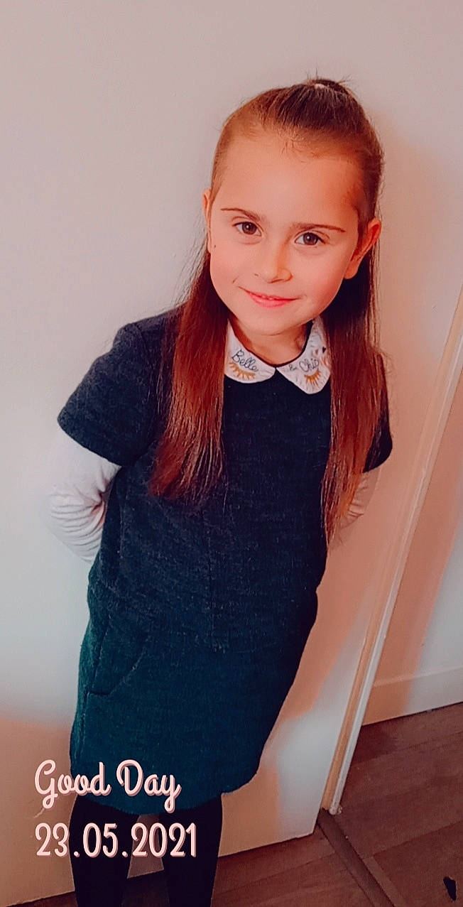 Shiana participe au concours pour gagner de l'argent avec cette photo : clothing, collar, dress, eyebrow, eyelash, face, hairstyle, human_body, iris, joy, lip, neck, outerwear, person, shirt, shoulder, skin, sleeve, smile, t_shirt