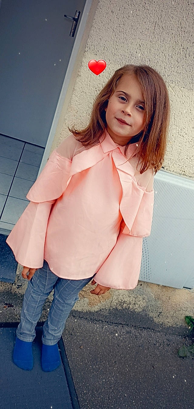 Shiana participe au concours pour gagner de l'argent avec cette photo : beauty, dress, eye, face, fashion_design, flash_photography, hair, happy, human_leg, knee, lip, long_hair, magenta, orange, person, pink, skin, smile, street_fashion, thigh