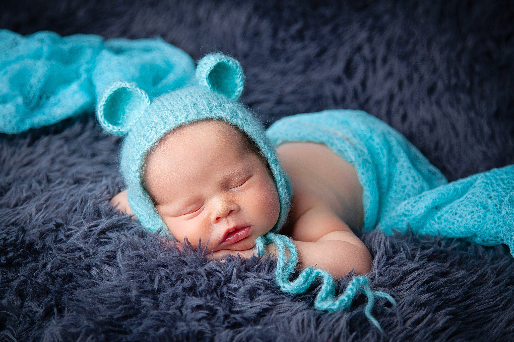 Maël a rejoint le concours — aidez-le/la à gagner de superbes lots ! aqua, azure, baby, baby_toddler_clothing, cap, cloud, comfort, creative_arts, electric_blue, flash_photography, grass, grey, headgear, knit_cap, linens, magenta, person, purple, textile, toddler