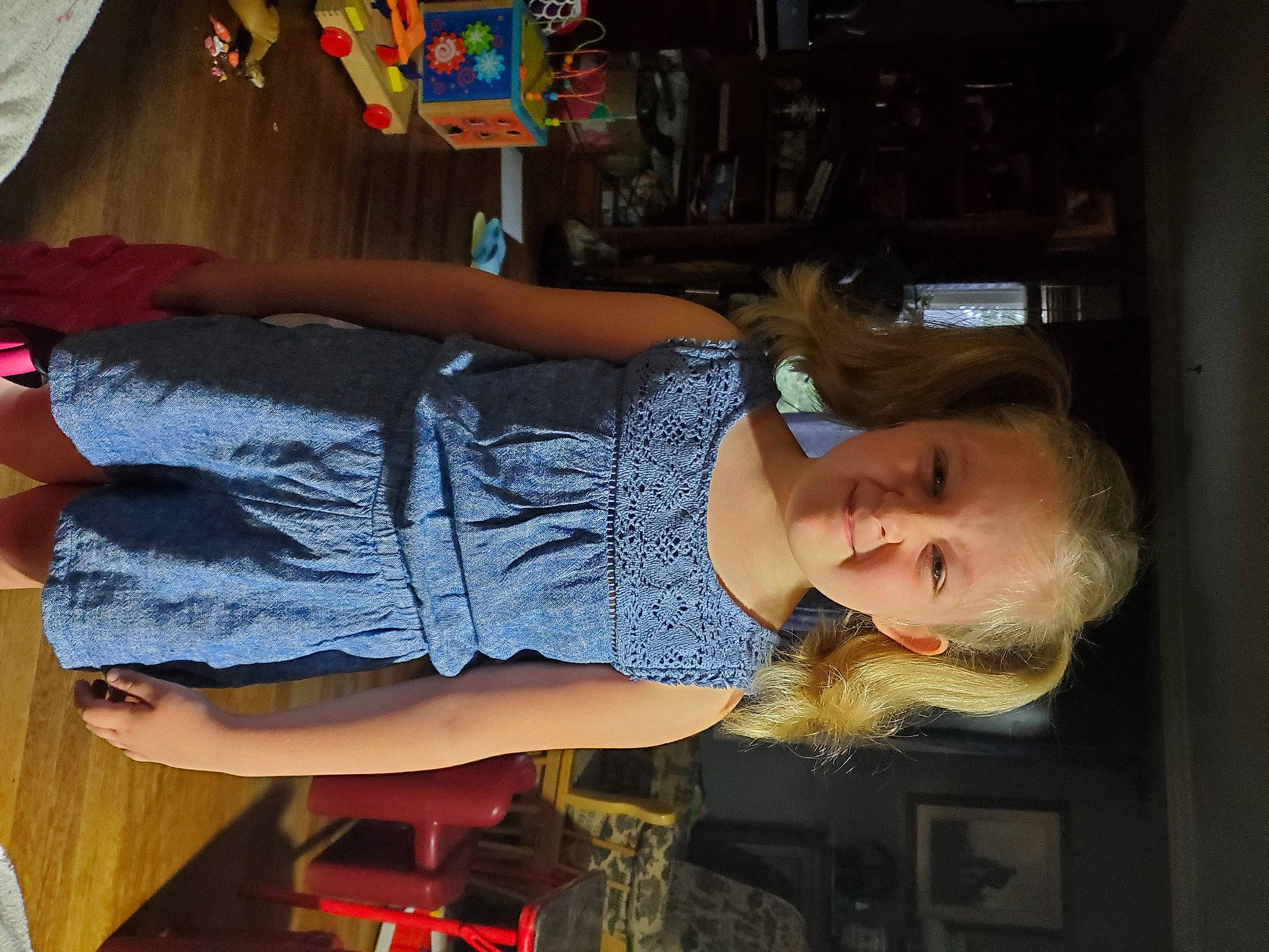 Susan is registered to the contest to win money with this photo: elbow, electric_blue, flesh, fun, human_leg, joy, knee, person, plant, room, smile, t_shirt, thigh, trunk, wrist