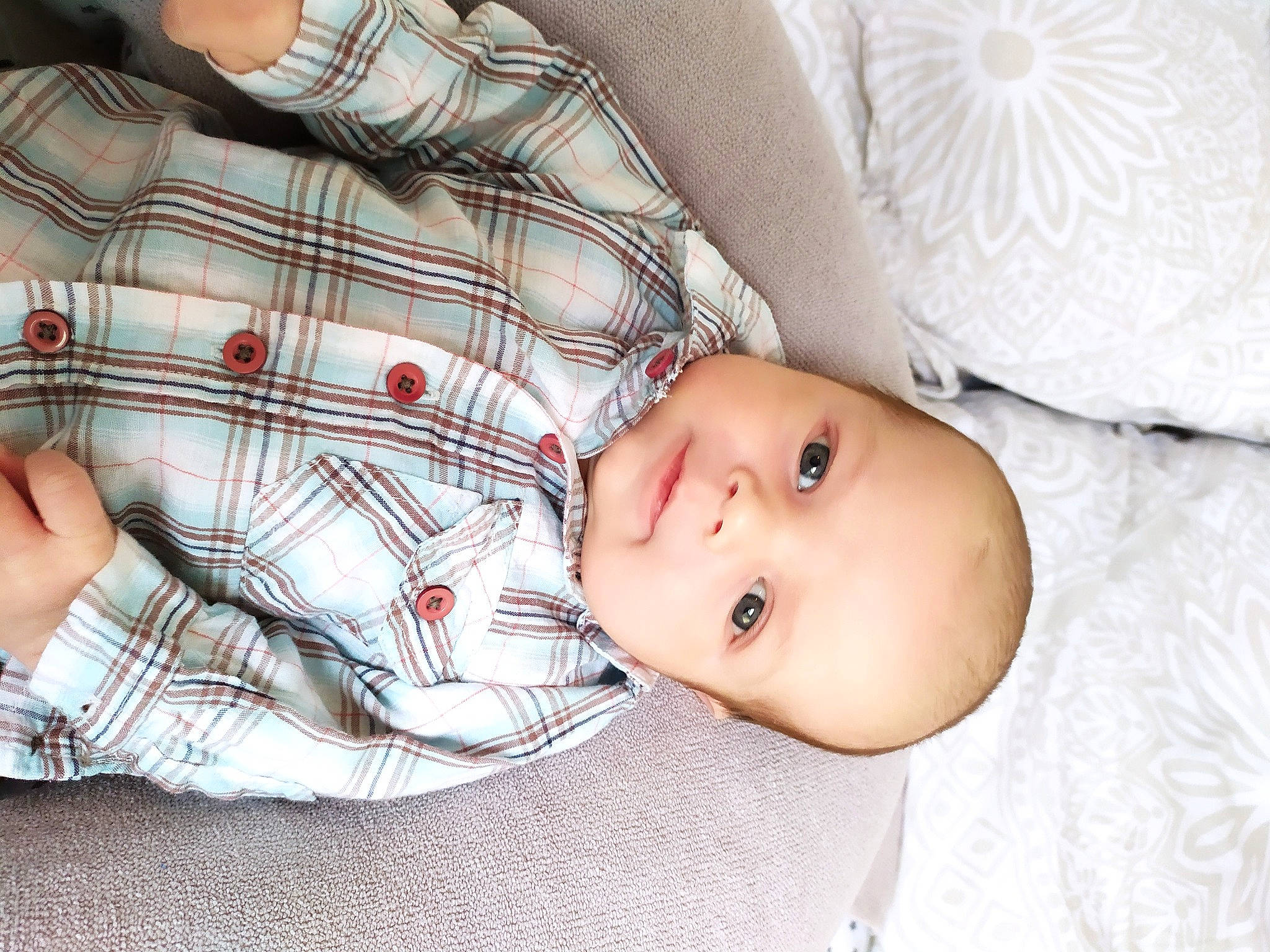 Jayden participe au concours pour gagner de l'argent avec cette photo : baby, baby_toddler_clothing, cheek, child, comfort, eye, eyelash, finger, gesture, hand, human_body, lip, mouth, nose, pattern, person, product, skin, sleeve, textile