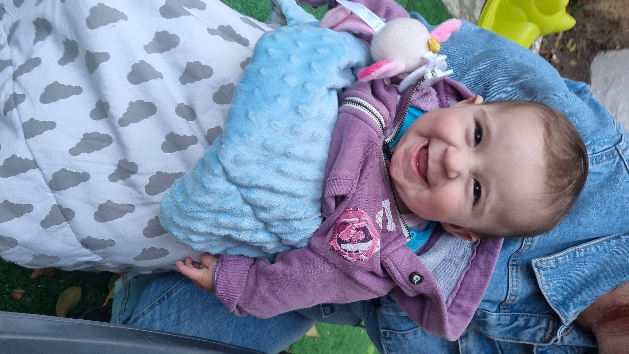 Liana a rejoint le concours — aidez-le/la à gagner de superbes lots ! baby, baby_toddler_clothing, cap, cheek, child, comfort, electric_blue, eye, grass, happy, joy, mouth, nose, outerwear, pattern, person, purple, skin, sleeve, smile