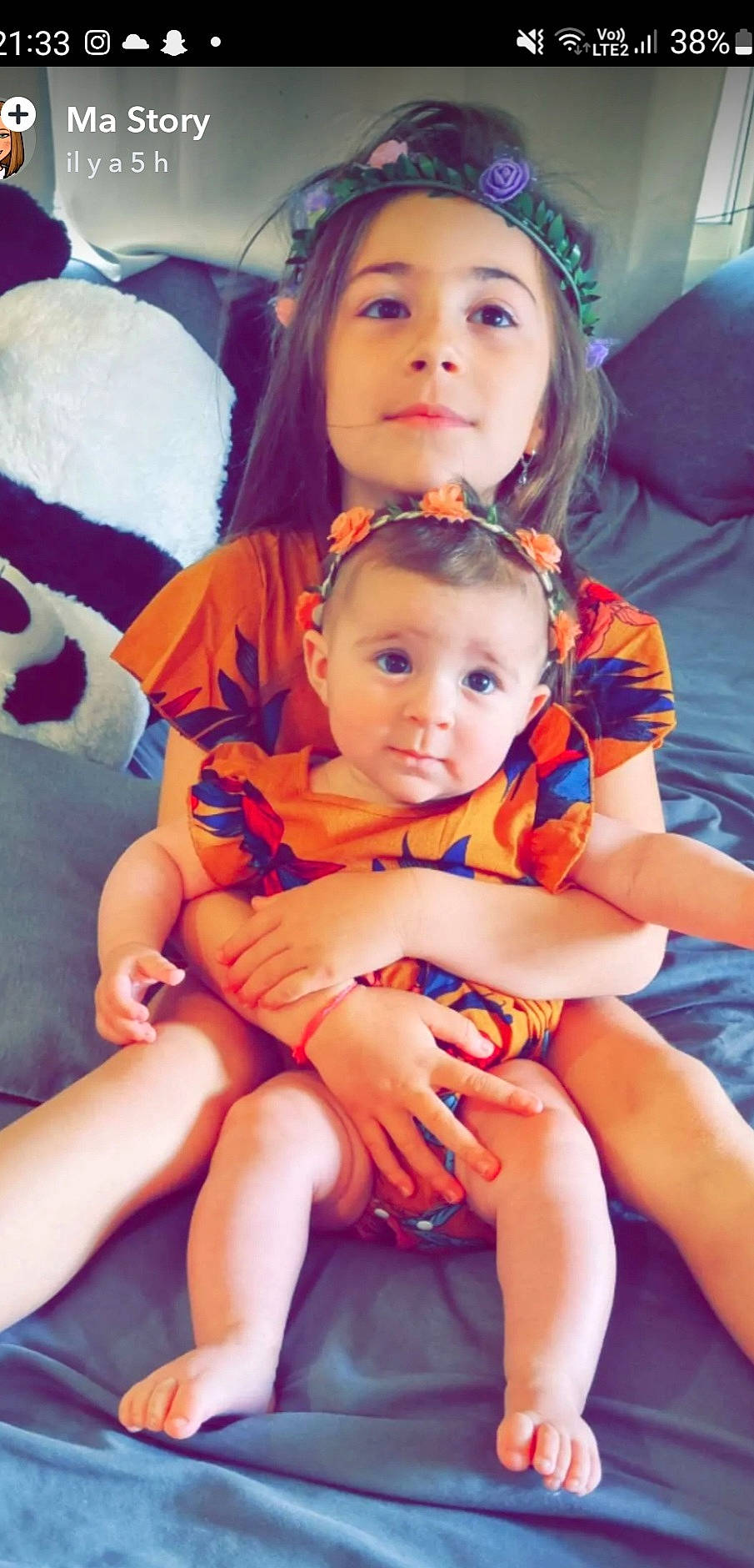 Andréa a rejoint le concours — aidez-le/la à gagner de superbes lots ! child, eye, face, facial_expression, finger, fun, gesture, hair, hairstyle, happy, head, human, iris, lap, leg, organ, person, photograph, skin, smile