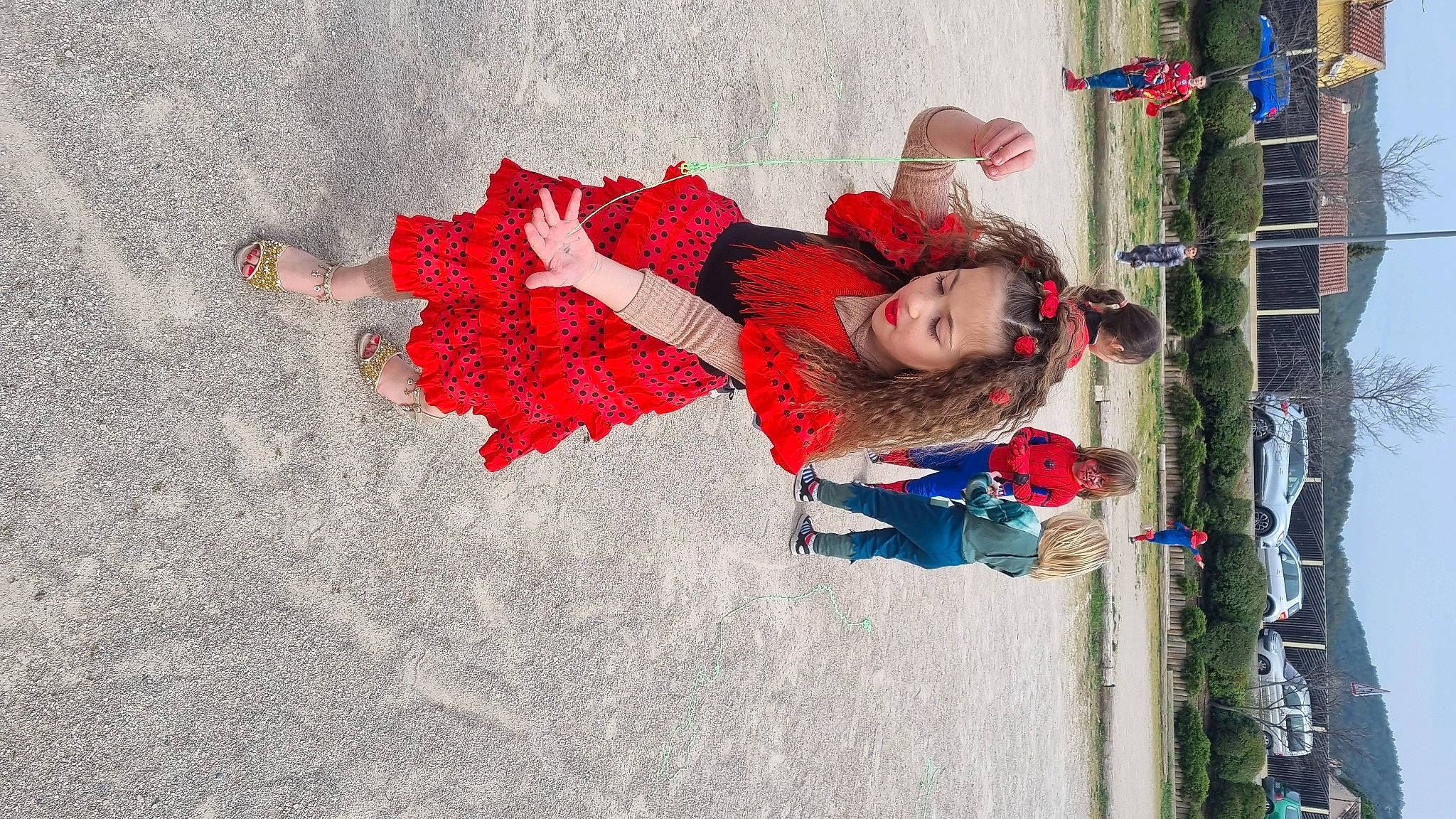 Andréa a rejoint le concours — aidez-le/la à gagner de superbes lots ! asphalt, carmine, child, concrete, coquelicot, electric_blue, flooring, freezing, fun, happy, leaf, leisure, pattern, person, plant, road_surface, shadow, sidewalk, toddler, tree