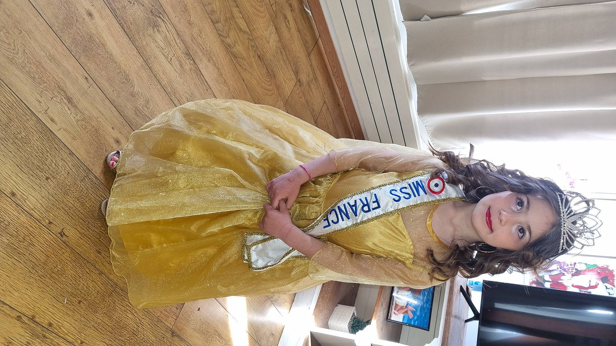 Andréa a rejoint le concours — aidez-le/la à gagner de superbes lots ! abdomen, elbow, eyelash, fashion_design, fawn, flesh, human_leg, packing_materials, peach, person, street_fashion, thigh, trunk, waist, wood, wrist