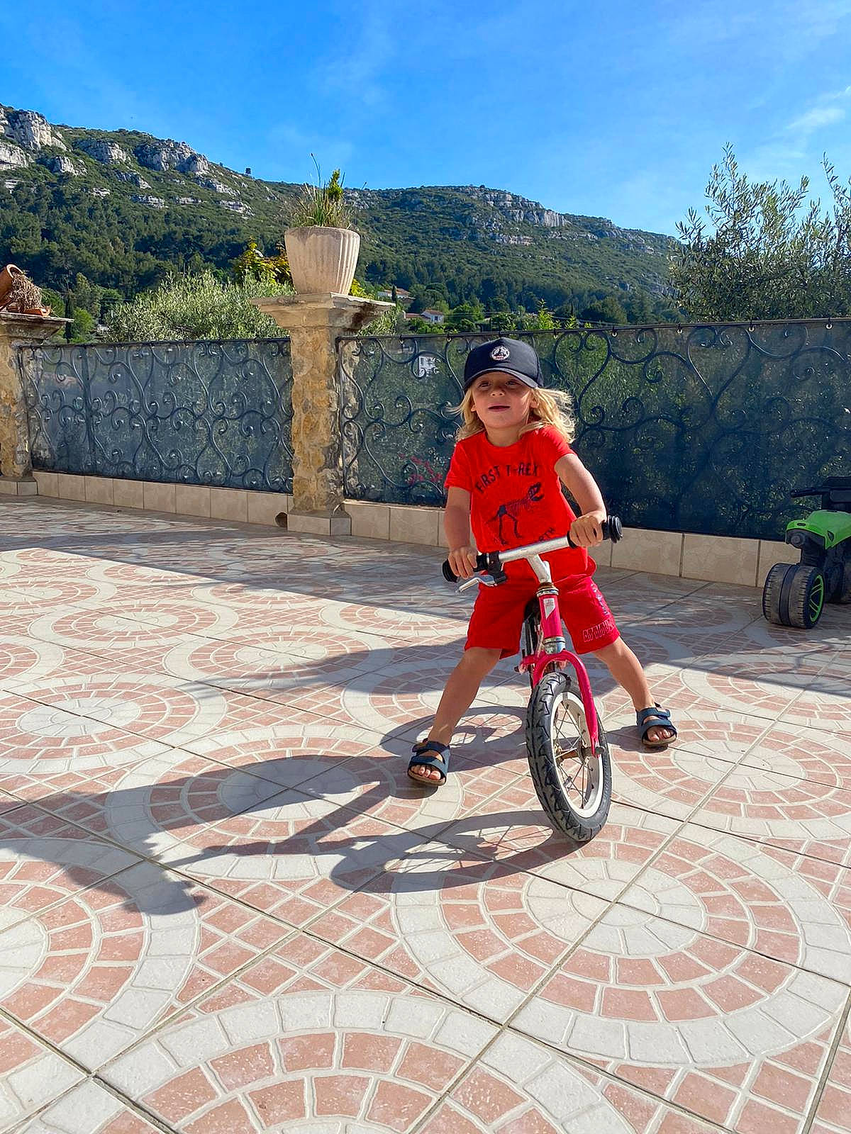 Liam a rejoint le concours — aidez-le/la à gagner de superbes lots ! bicycle, bicycle_accessory, bicycle_fork, bicycle_frame, bicycle_handlebar, bicycle_part, bicycle_tire, bicycle_wheel, bicycles_equipment_and_supplies, hat, headgear, headwear, helmet, leisure, person, road_surface, sky, sports_equipment, sun_hat, tire
