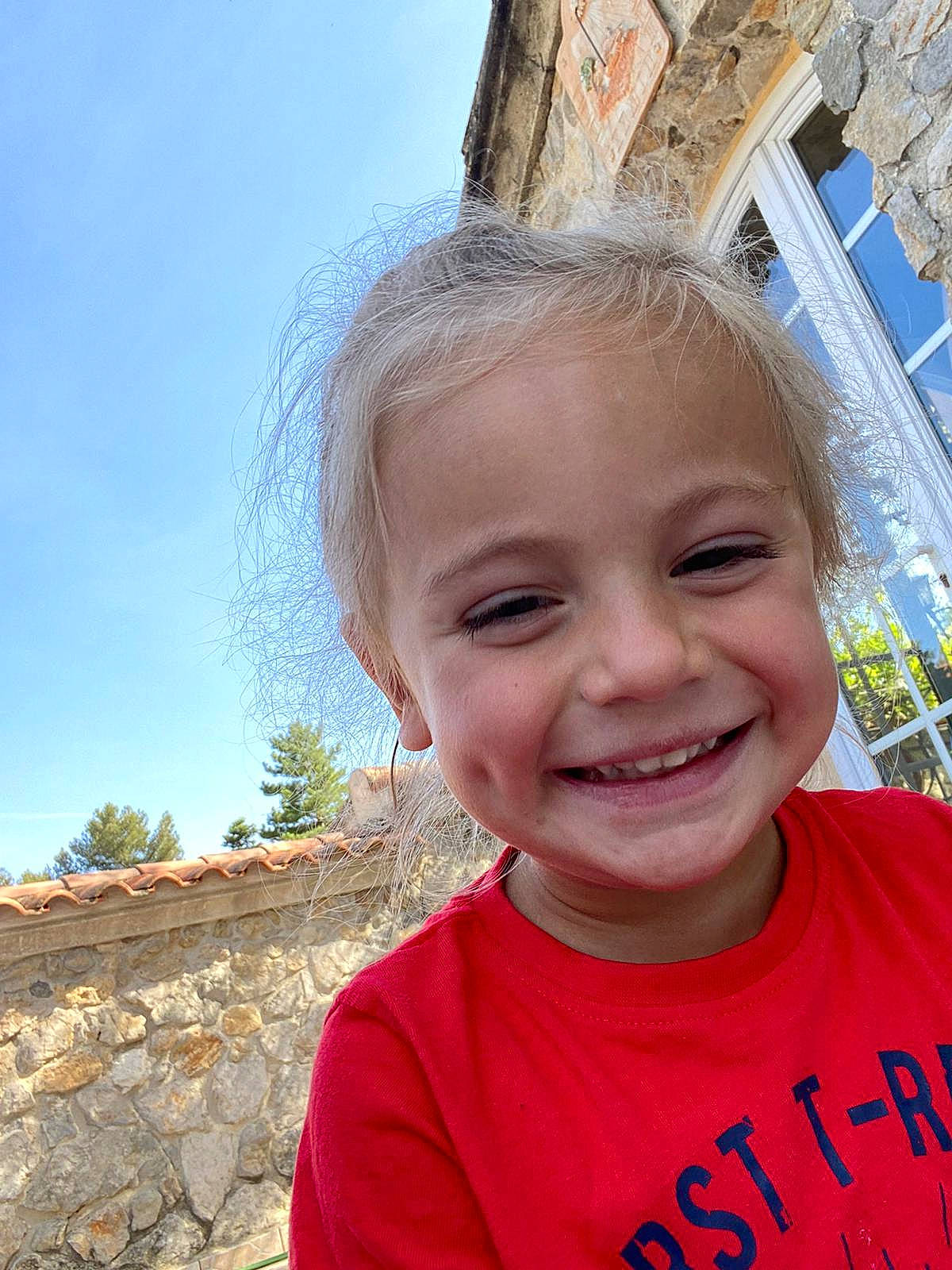 Liam participe au concours pour gagner de l'argent avec cette photo : child, chin, electric_blue, eye, forehead, fun, hairstyle, happy, iris, joy, leisure, lip, mouth, person, plant, skin, sky, smile, t_shirt, toddler