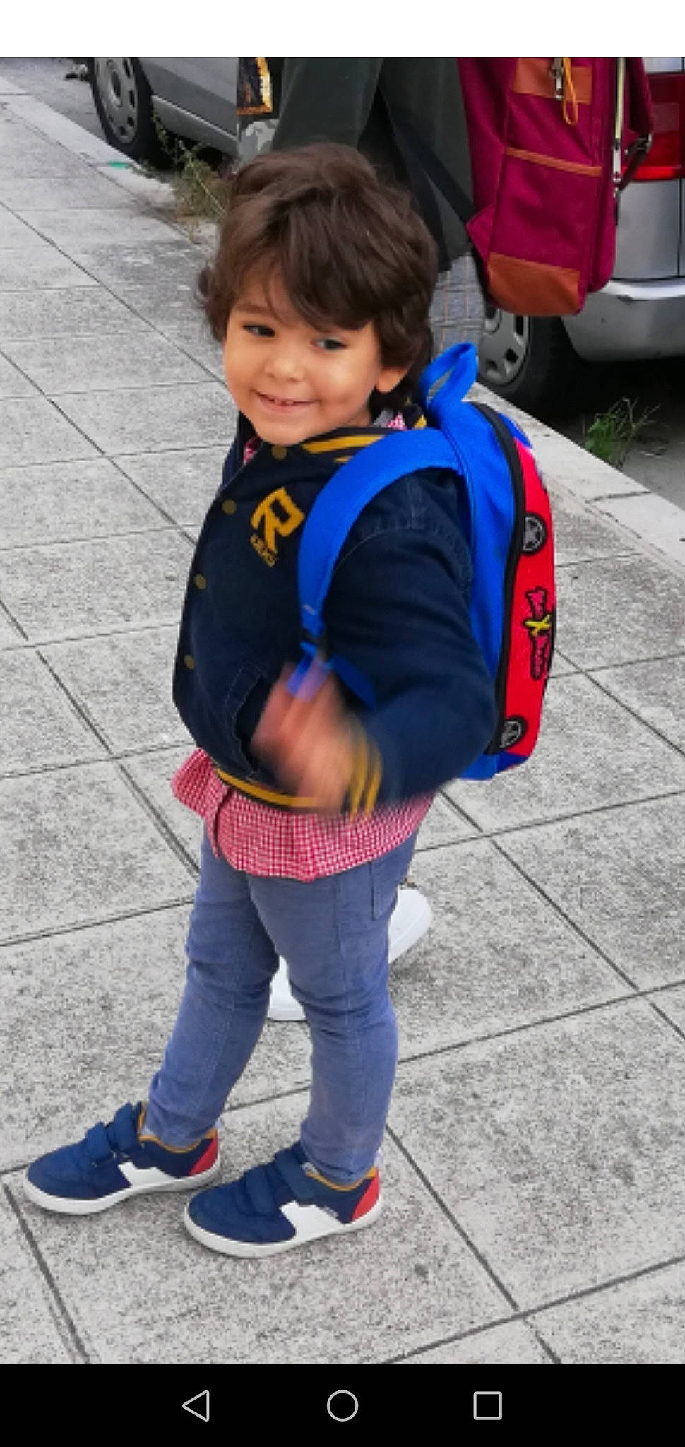 Malek a rejoint le concours — aidez-le/la à gagner de superbes lots ! blue, child, cobalt_blue, electric_blue, jeans, joy, outerwear, person, shoe, toddler