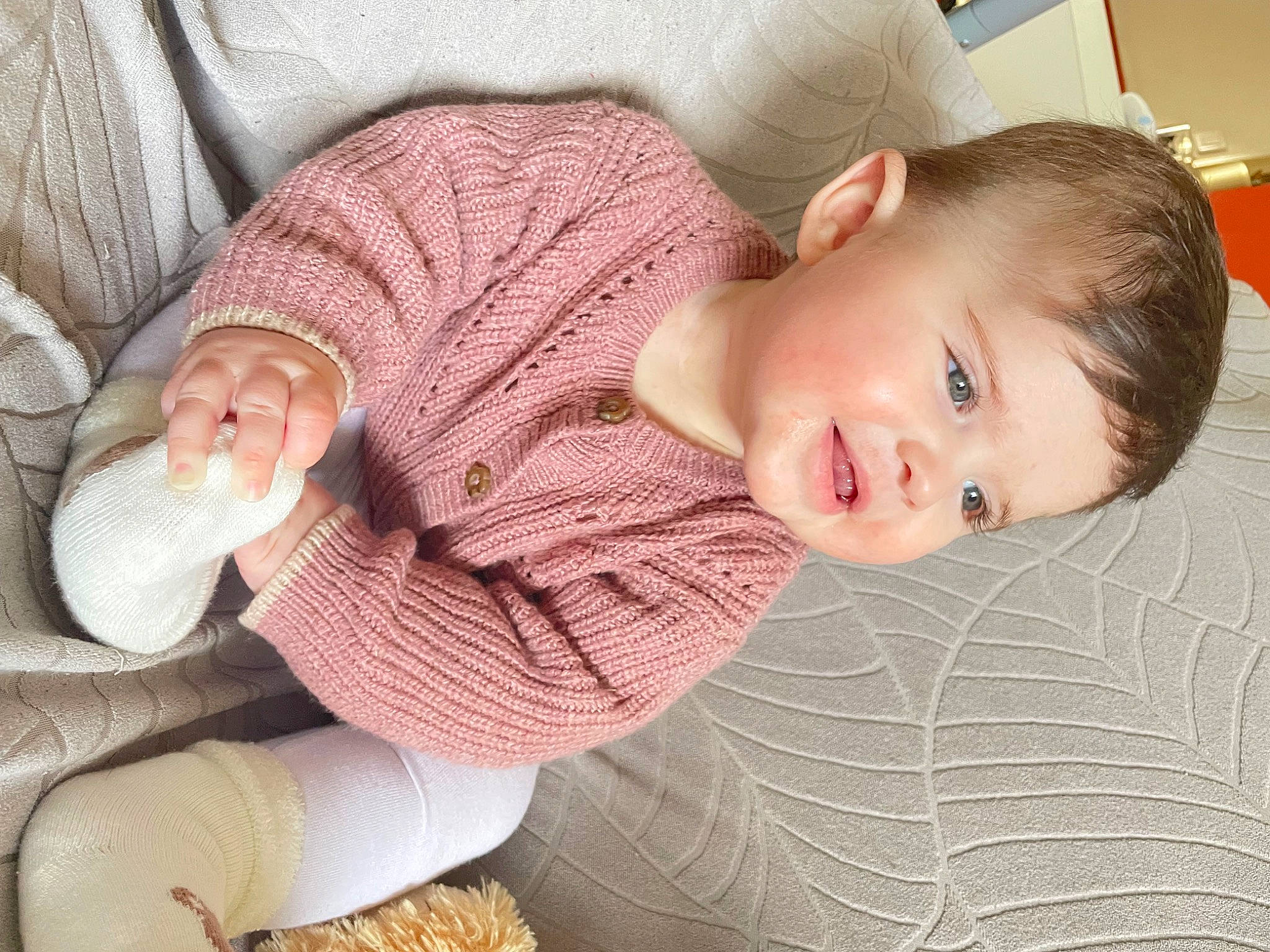 Eva a rejoint le concours — aidez-le/la à gagner de superbes lots ! baby, baby_toddler_clothing, cheek, child, comfort, elbow, eye, flooring, human_leg, iris, lip, mouth, nose, person, sitting, skin, sleeve, smile, thigh, toddler