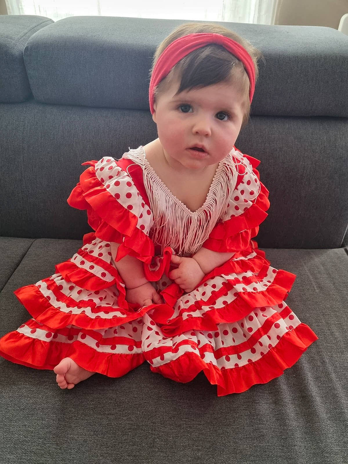 Eva a rejoint le concours — aidez-le/la à gagner de superbes lots ! baby, baby_toddler_clothing, cap, child, comfort, costume, couch, day_dress, dress, embellishment, face, fashion_accessory, head, magenta, pattern, person, pink, ruffle, sitting, sleeve