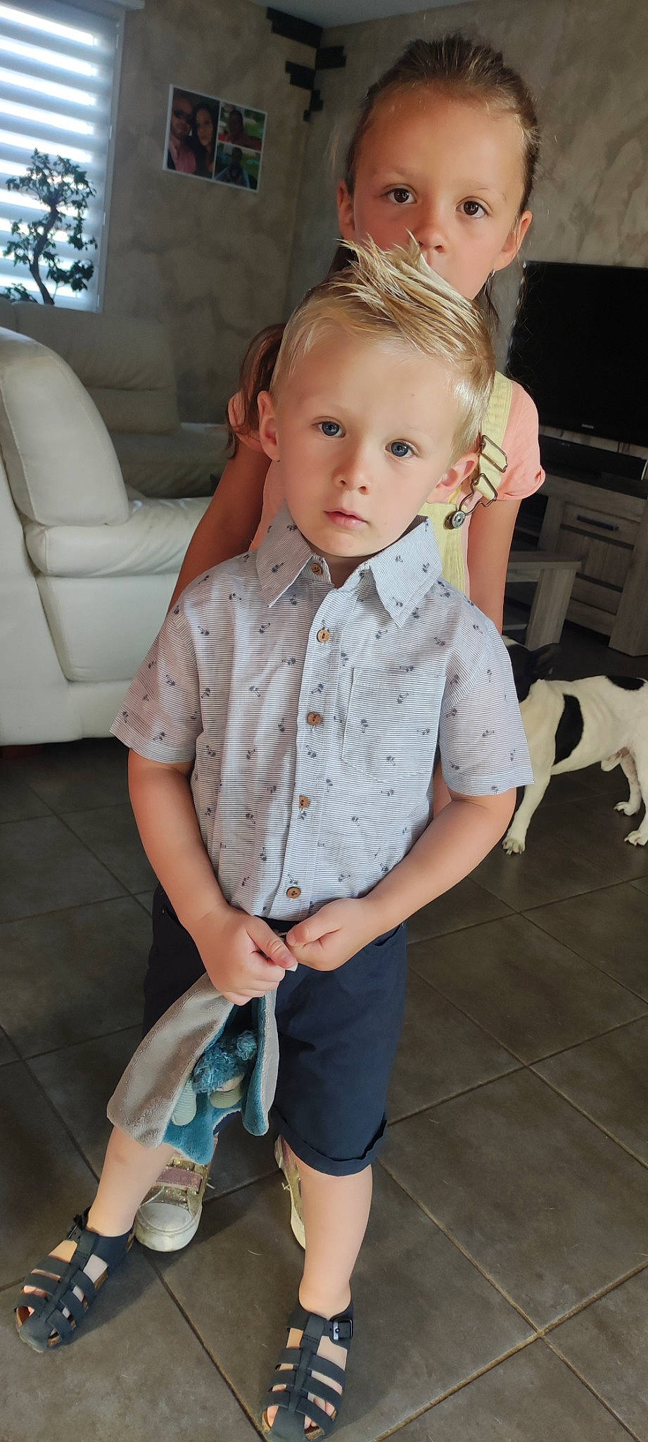 Stan participe au concours pour gagner de l'argent avec cette photo : blond, chair, child, couch, dress_shirt, face, flooring, fun, hair, hairstyle, head, joint, knee, leg, person, shoulder, skin, sleeve, thigh, tie