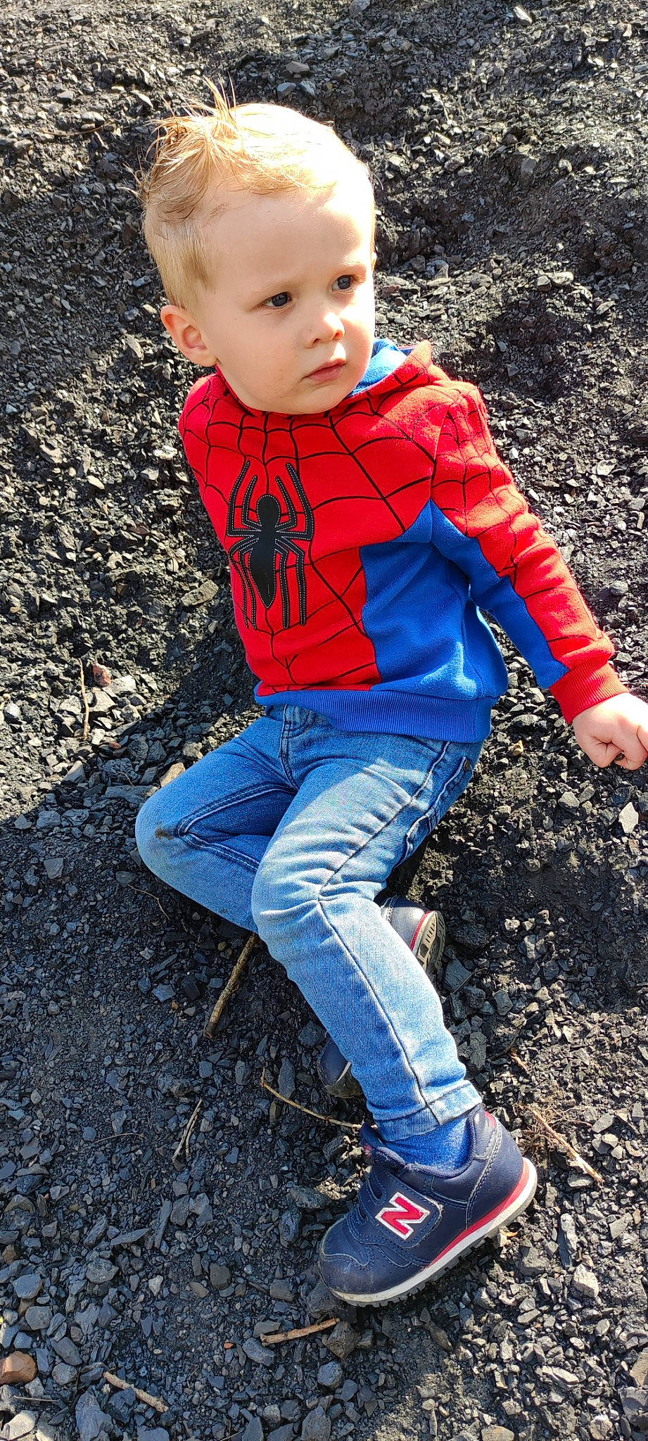 Stan a rejoint le concours — aidez-le/la à gagner de superbes lots ! baby_toddler_clothing, blue, denim, electric_blue, flash_photography, footwear, fun, grass, jeans, leaf, leg, people_in_nature, person, photograph, plant, shoe, sneakers, t_shirt, toddler, tree