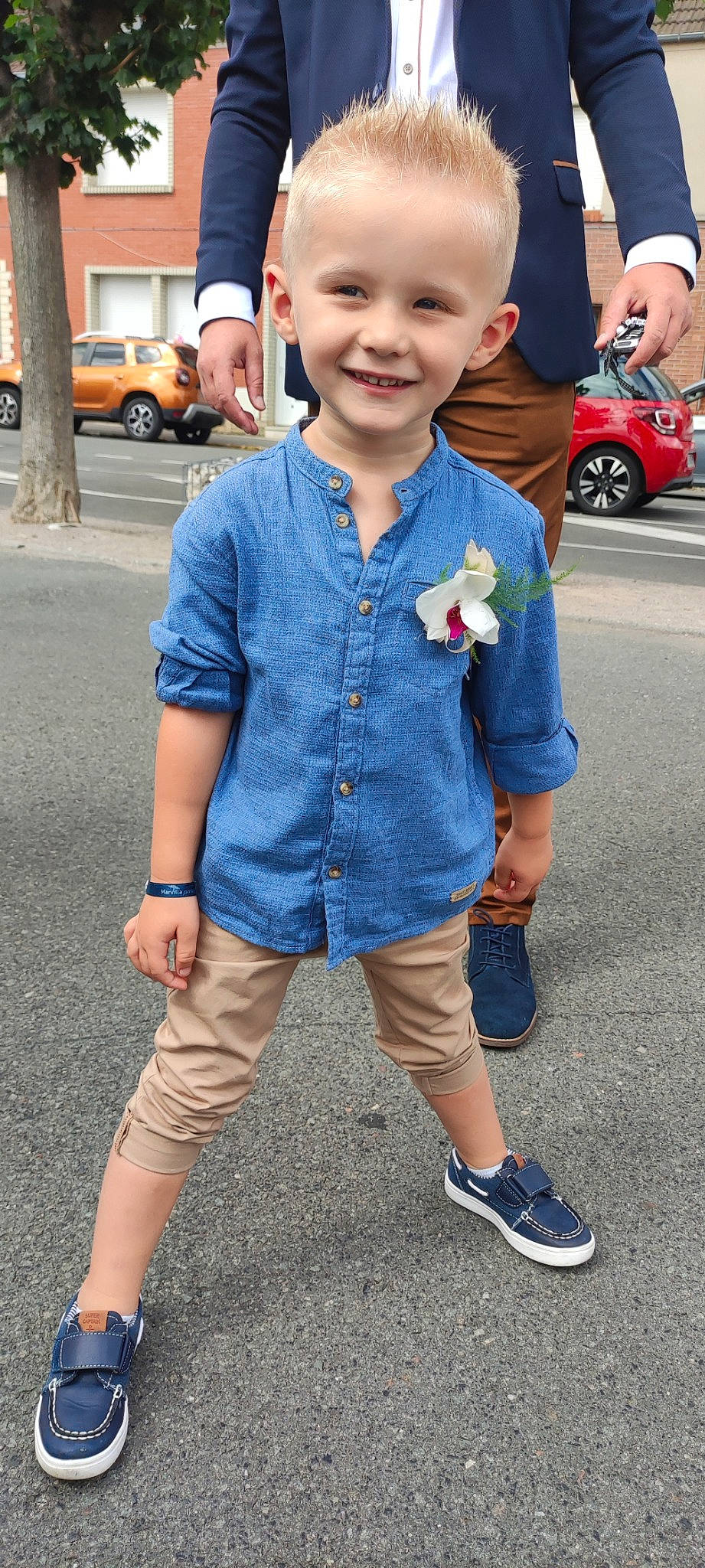 Stan a rejoint le concours — aidez-le/la à gagner de superbes lots ! asphalt, car, child, denim, dress_shirt, electric_blue, fun, hairstyle, joy, land_vehicle, orange, person, photograph, plaid, shoe, sleeve, smile, snapshot, tire, waist