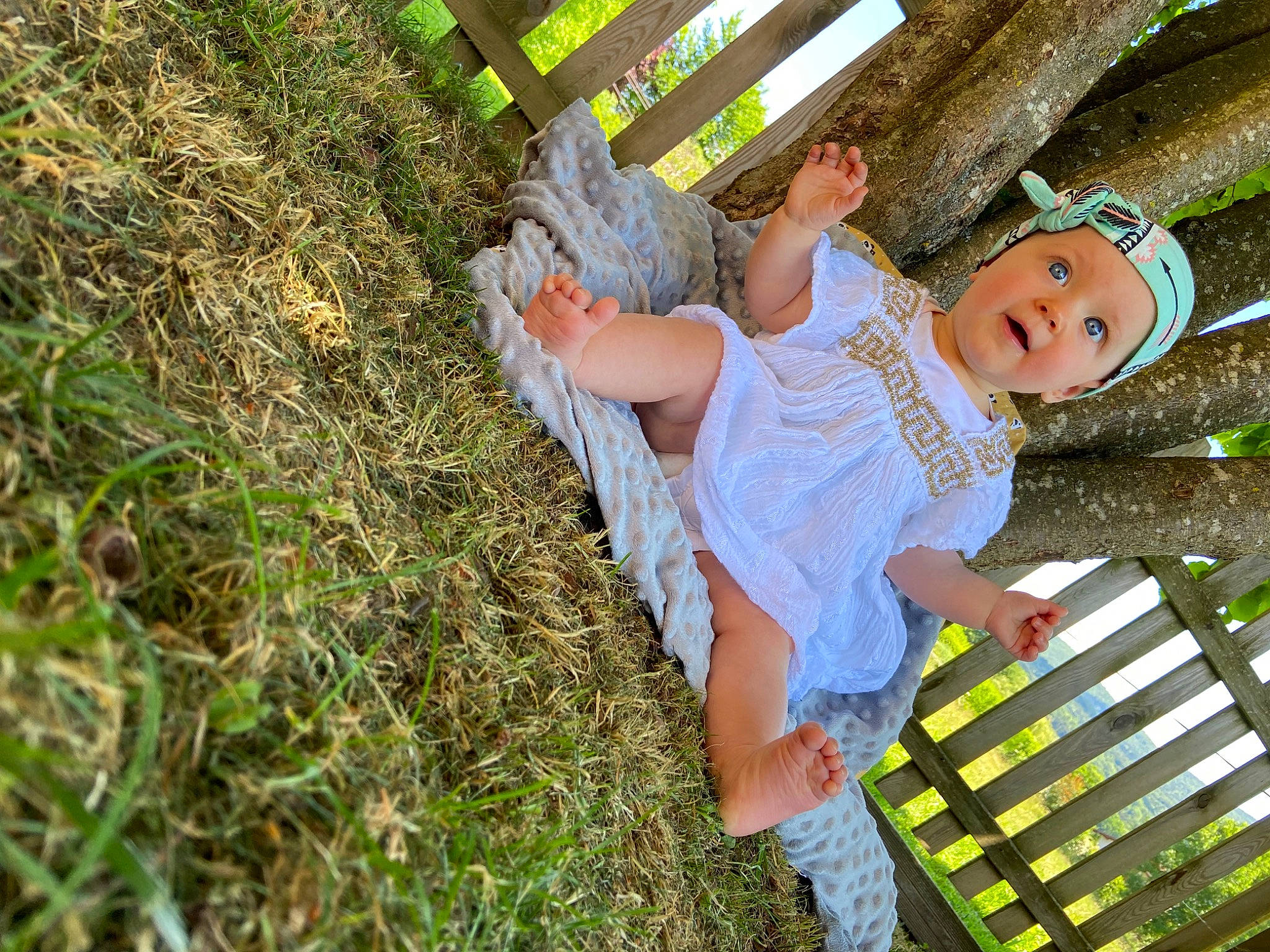 Ambre a rejoint le concours — aidez-le/la à gagner de superbes lots ! baby, barefoot, foot, fun, garden, grass, happy, headwear, human_leg, leg, leisure, people_in_nature, person, plant, recreation, sandal, shorts, sitting, smile, surprise