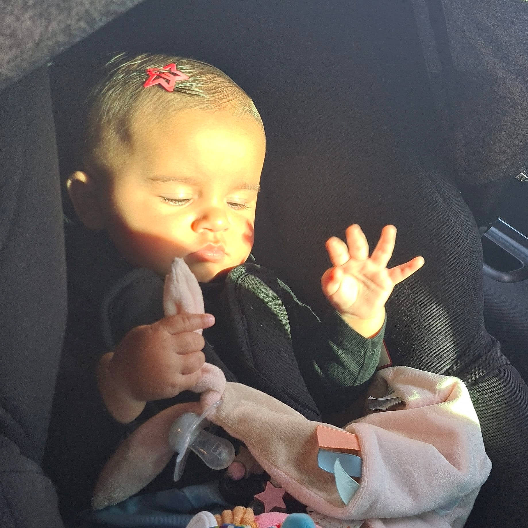 Naya a rejoint le concours — aidez-le/la à gagner de superbes lots ! arm, baby, baby_in_car_seat, child, cloud, comfort, eye, finger, fun, gesture, hand, happy, human, human_body, mouth, nail, person, product, skin, thumb