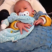 Arthur participe au concours pour gagner de l'argent avec cette photo : baby, bed, blanket, blue_blanket, car_seat, child, clothing, comfort, cute, face, hand, indoors, infant, newborn, pacifier, polka_dot, portrait, resting, sleepy, soft