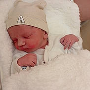 Arthur a rejoint le concours — aidez-le/la à gagner de superbes lots ! newborn, baby, sleeping, blanket, hat, hospital_bassinet, infant, soft_texture, cute, peaceful, indoor, child, wrapped, clothing, resting, tiny_hands, face, person, newborn_hat, cozy