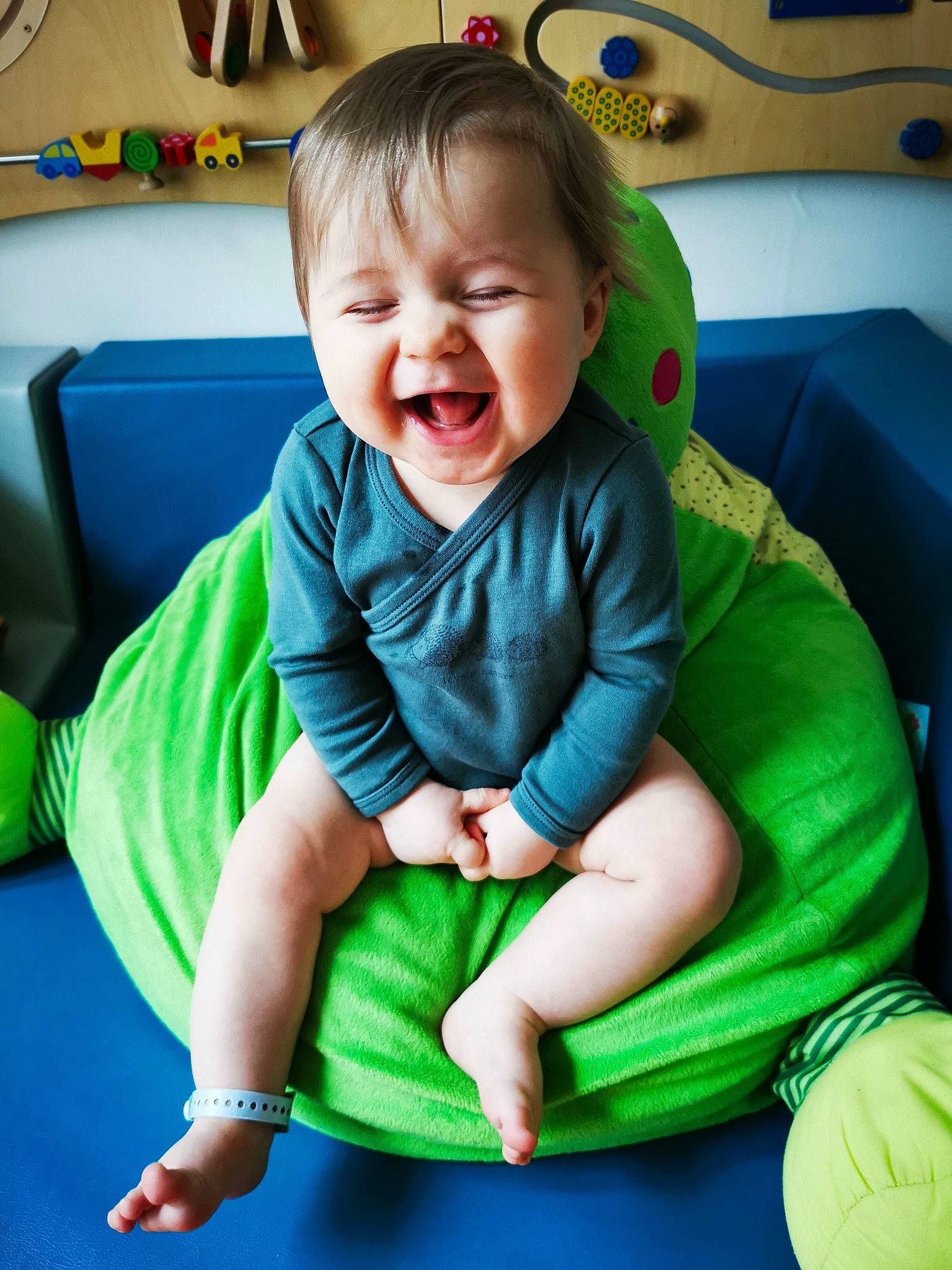 Ethan a rejoint le concours — aidez-le/la à gagner de superbes lots ! baby, baby_playing_with_toys, baby_toddler_clothing, child, comfort, electric_blue, eye, fun, grass, green, happy, human_body, leg, leisure, person, product, sitting, skin, smile, thumb