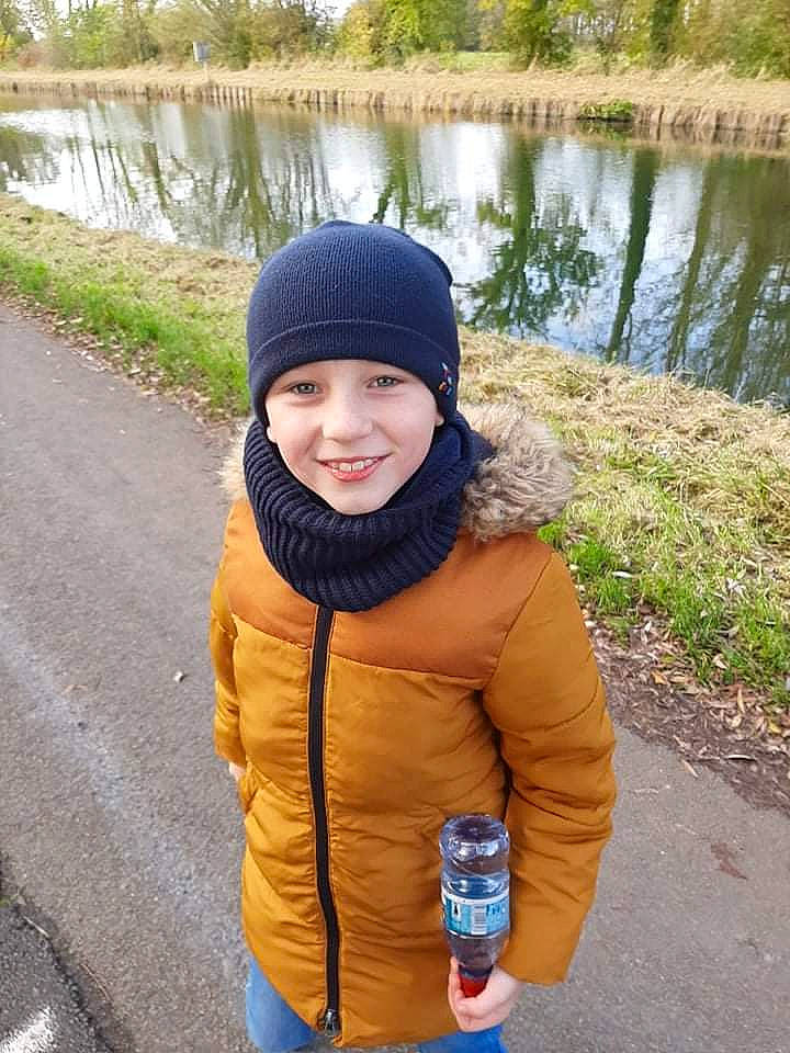 Jules a rejoint le concours — aidez-le/la à gagner de superbes lots ! asphalt, cap, cool, electric_blue, glove, grass, happy, headgear, headwear, human_body, jacket, joy, lake, person, personal_protective_equipment, plant, recreation, sleeve, smile, street_fashion