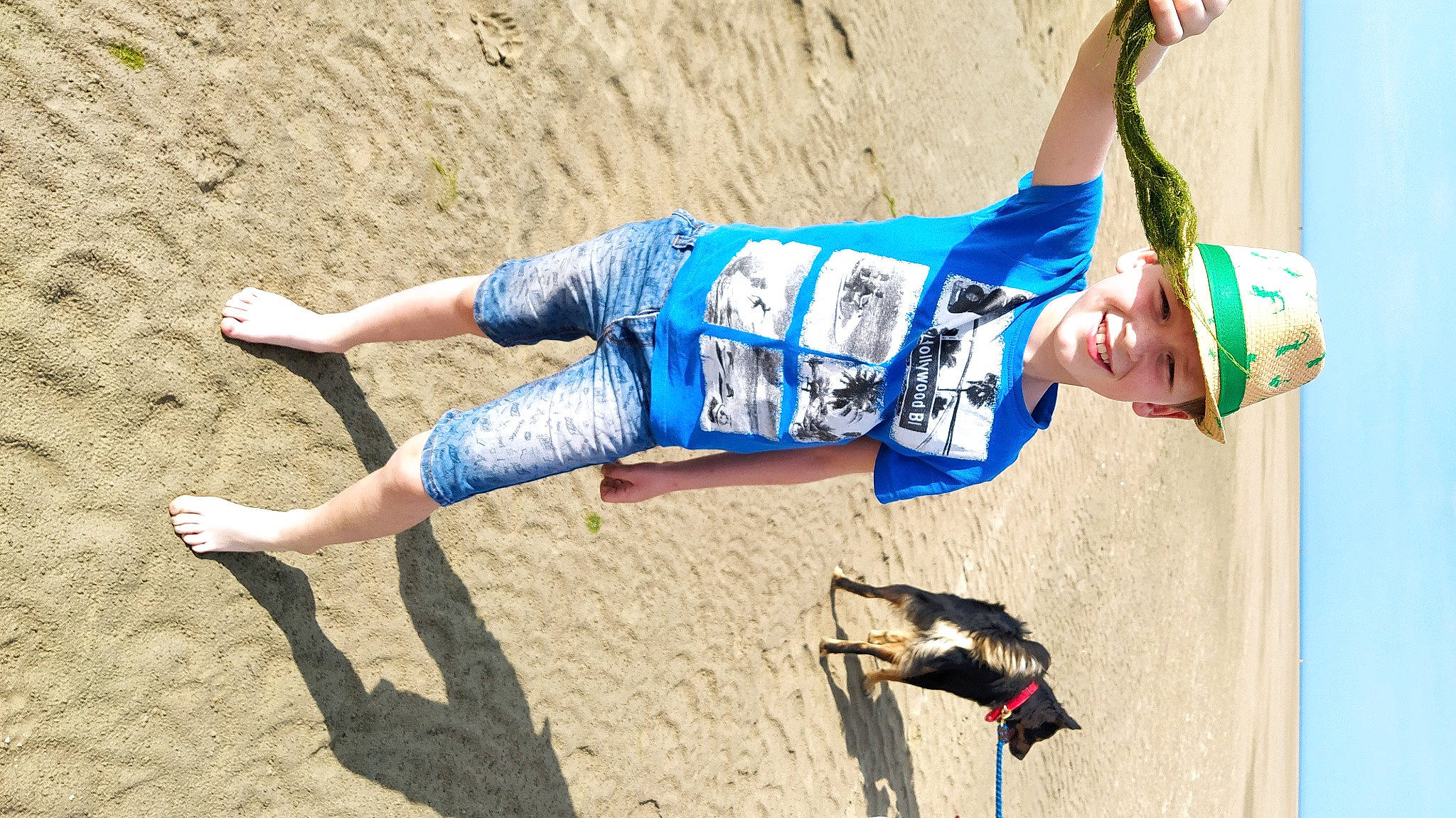 Jules participe au concours pour gagner de l'argent avec cette photo : championship, competition, competition_event, elbow, electric_blue, exercise, fun, headwear, human_leg, joy, knee, landscape, leisure, performing_arts, person, player, recreation, sand, soil, sports