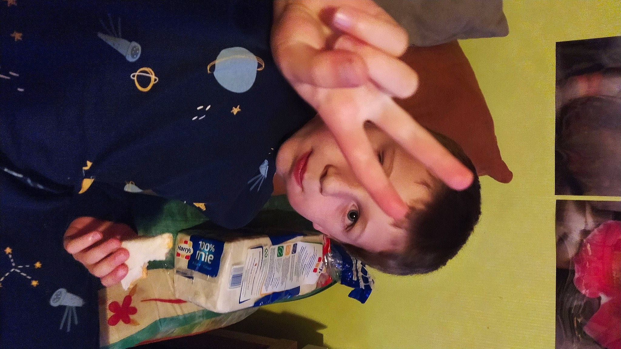 Jules a rejoint le concours — aidez-le/la à gagner de superbes lots ! child, event, finger, fun, gesture, happy, mammal, military_person, nail, non_commissioned_officer, official, person, recreation, sign_language, smile, thumb, uniform, vertebrate, wrist