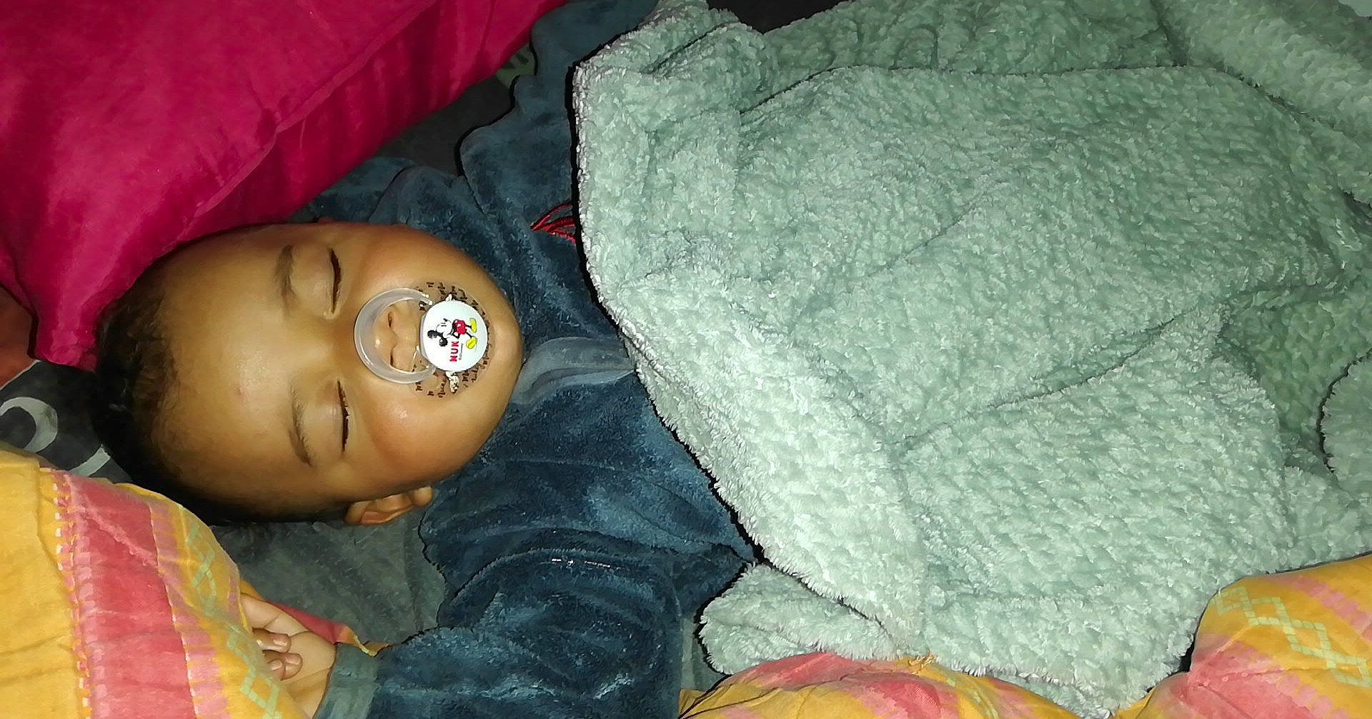 Nolhan participe au concours pour gagner de l'argent avec cette photo : baby, baby_toddler_clothing, cheek, child, comfort, couch, flash_photography, flesh, fur, happy, headgear, iris, linens, lip, nose, person, room, sitting, skin, toddler