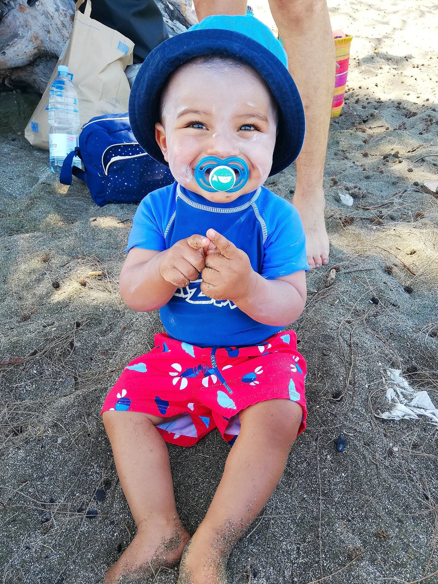 Nolhan a rejoint le concours — aidez-le/la à gagner de superbes lots ! azure, baby_toddler_clothing, beach, blue, child, cool, electric_blue, eye, fun, happy, hat, human_leg, joy, leisure, people, people_in_nature, person, smile, t_shirt, thigh