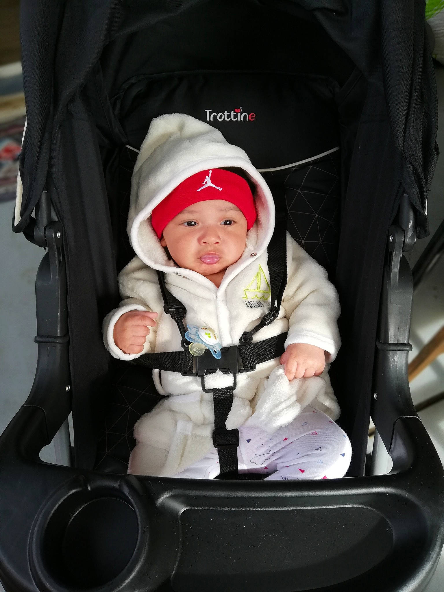 Nolhan participe au concours pour gagner de l'argent avec cette photo : auto_part, automotive_design, automotive_exterior, baby, baby_carriage, baby_products, baby_safety, car_seat, child, comfort, family_car, fun, headwear, mode_of_transport, motor_vehicle, person, plant, product, seat_belt, smile