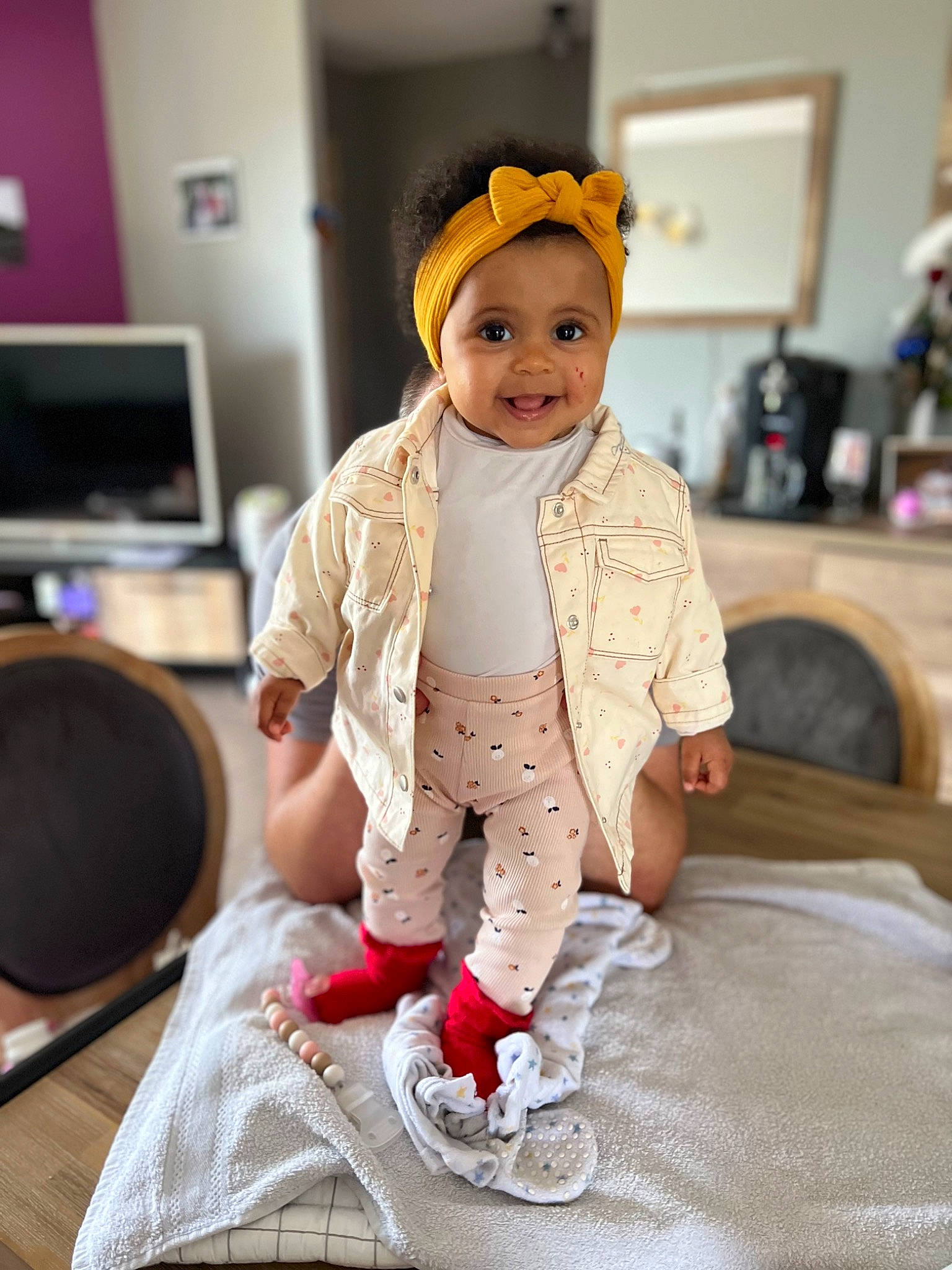 Naya participe au concours pour gagner de l'argent avec cette photo : baby, baby_toddler_clothing, child, comfort, event, face, fashion_accessory, flooring, fun, fur, happy, head, joy, person, room, sitting, skin, sleeve, smile, suit