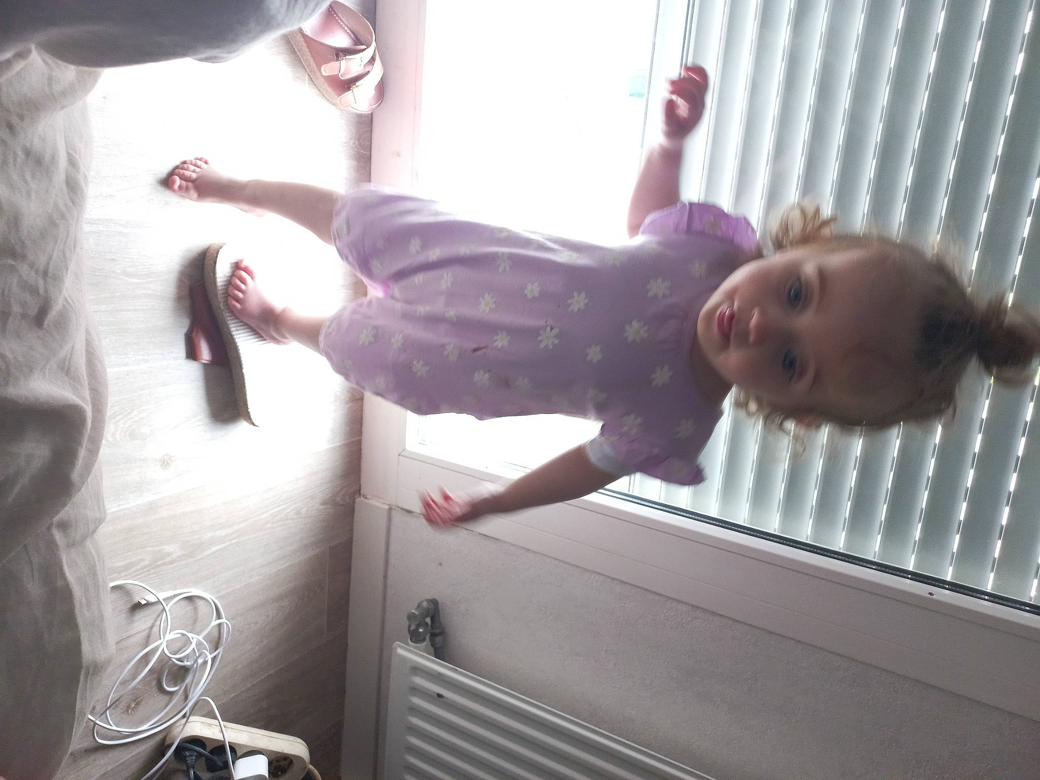 Janna participe au concours pour gagner de l'argent avec cette photo : baby, baby_products, baby_toddler_clothing, child, comfort, elbow, flesh, fun, gesture, human_leg, joint, leg, magenta, mouth, person, room, thumb, toddler