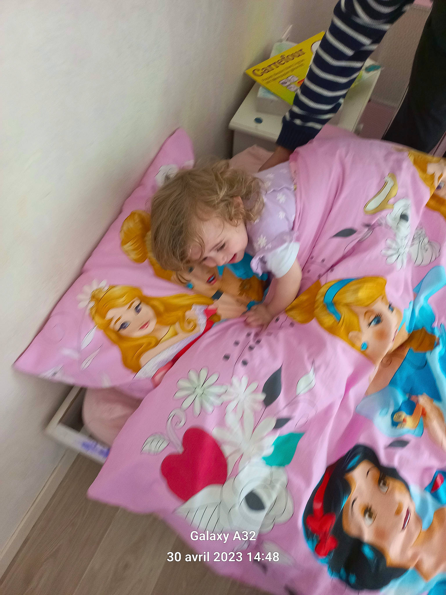 Janna a rejoint le concours — aidez-le/la à gagner de superbes lots ! baby, baby_products, baby_toddler_clothing, baby_toys, bed, bedding, child, comfort, fun, happy, linens, magenta, pattern, person, pink, play, room, toddler