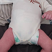 Kassim participe au concours pour gagner de l'argent avec cette photo : baby, infant, onesie, diaper, bed, pillow, lying_down, face, skin, person, child, newborn, expression, looking, hands, legs, casual, indoor, cute, resting