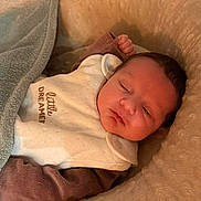 Elio participe au concours pour gagner de l'argent avec cette photo : newborn, baby, sleeping, blanket, bib, pacifier, soft, cozy, infant, resting, cute, child, portrait, indoors, comfort, plush, clothing, peaceful, face, young