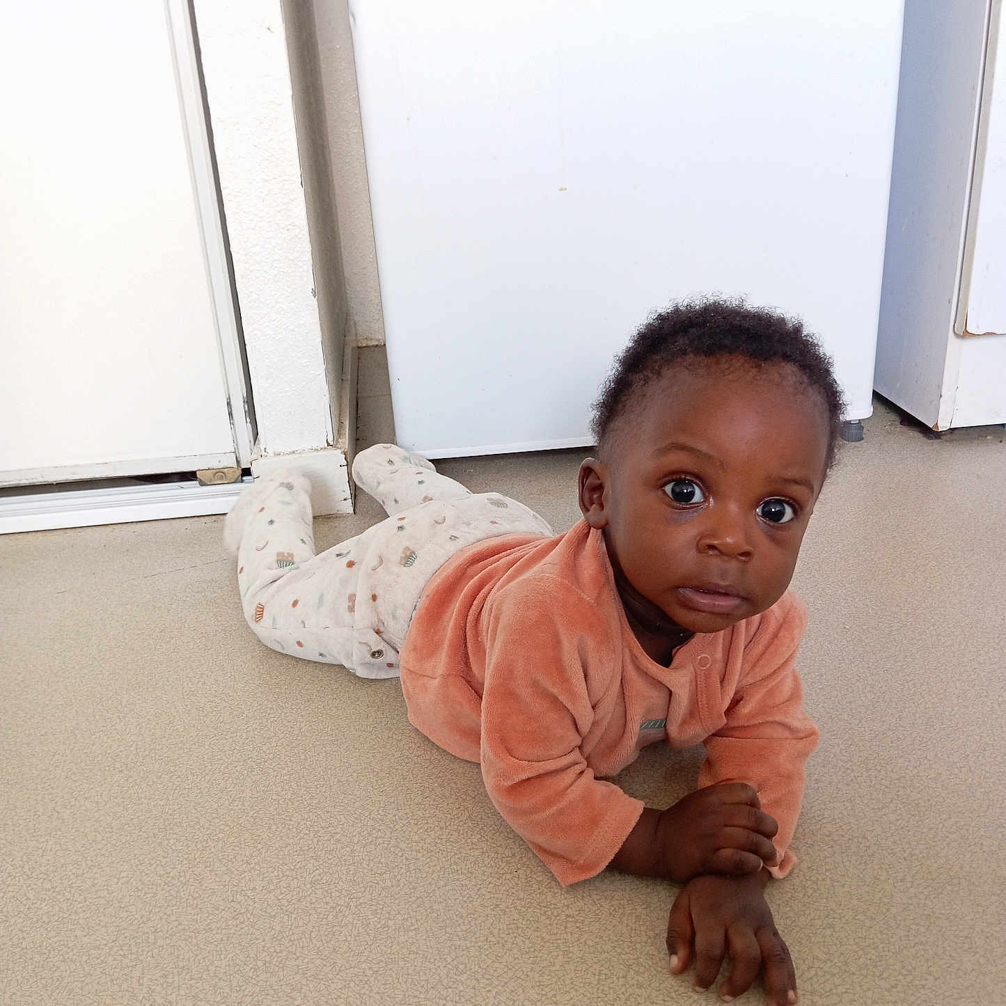 Rohane -Samuel a rejoint le concours — aidez-le/la à gagner de superbes lots ! baby, background, child, clothing, crawling, curious, cute, expression, face, floor, hair, hands, home, indoors, infant, pajamas, person, skin, wide_eyes, young