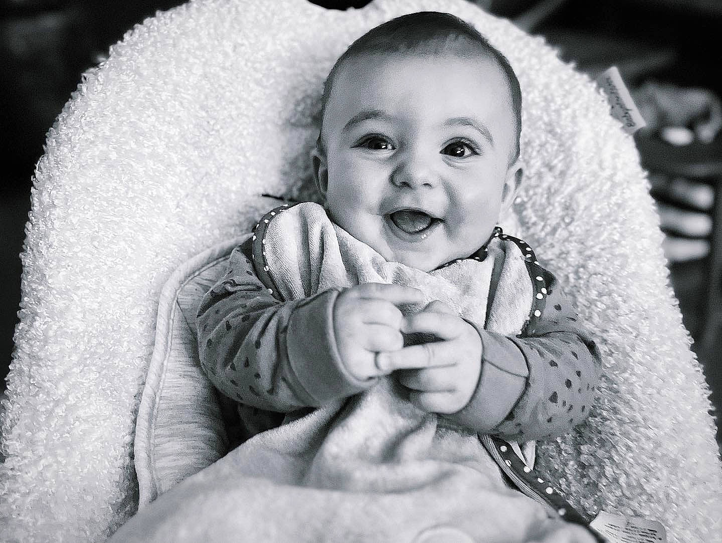Léo a rejoint le concours — aidez-le/la à gagner de superbes lots ! baby, black, black_and_white, cheek, flash_photography, gesture, hand, happy, iris, lip, mouth, nose, organ, person, photograph, skin, sleeve, smile, style, textile